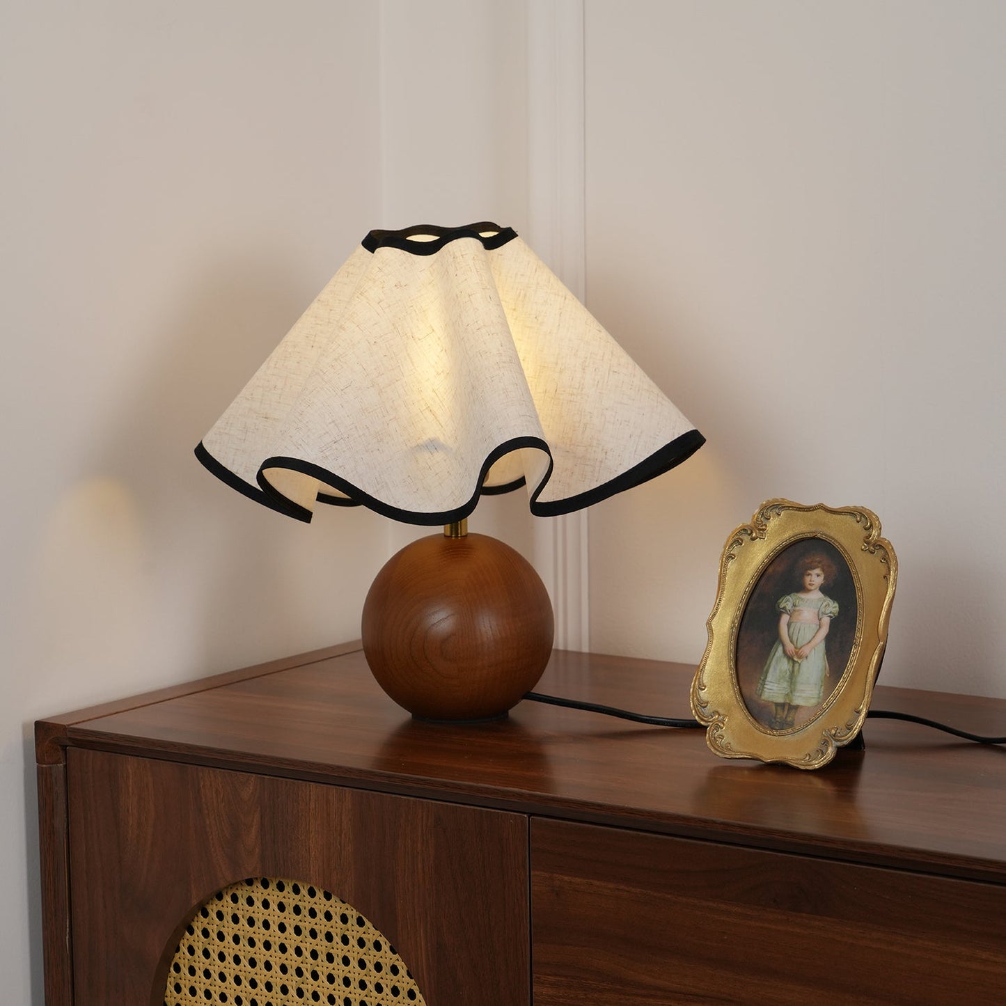 Meriloch | Sculpturale golf stoffen houten basis tafellamp