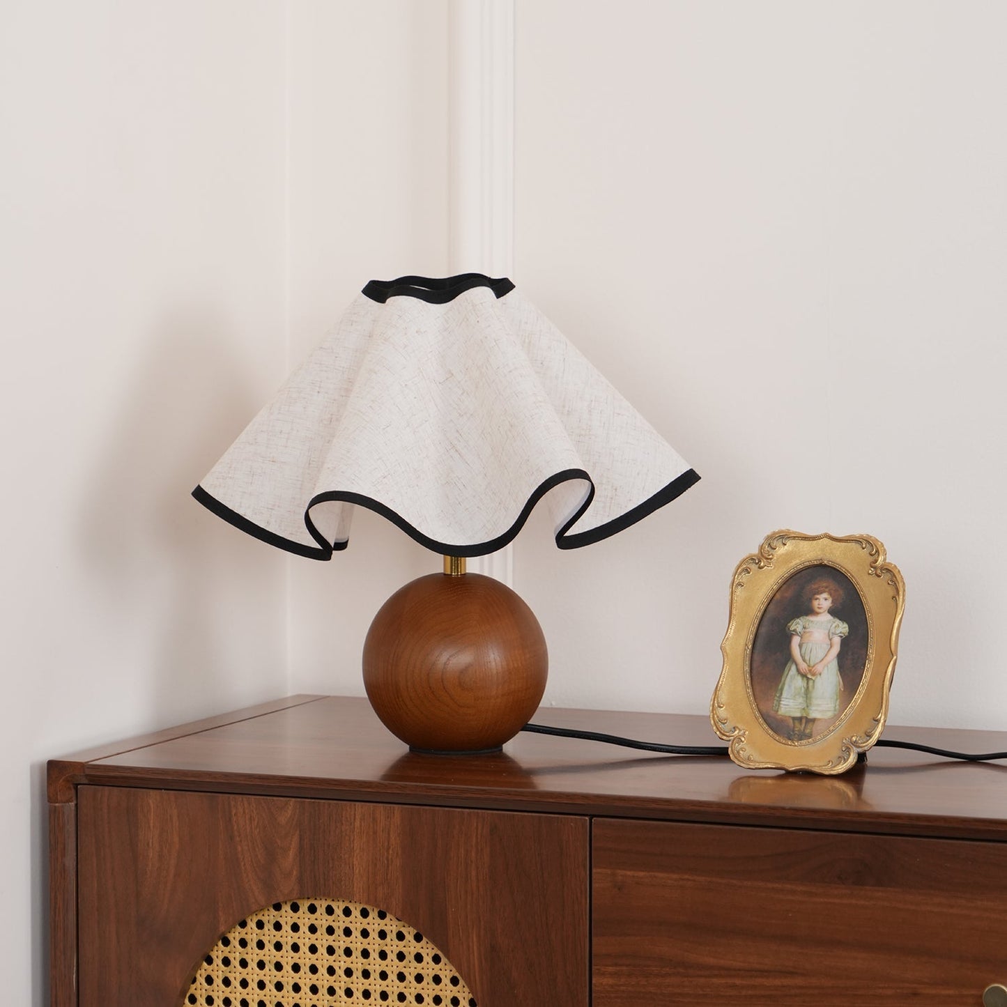 Meriloch | Sculpturale golf stoffen houten basis tafellamp