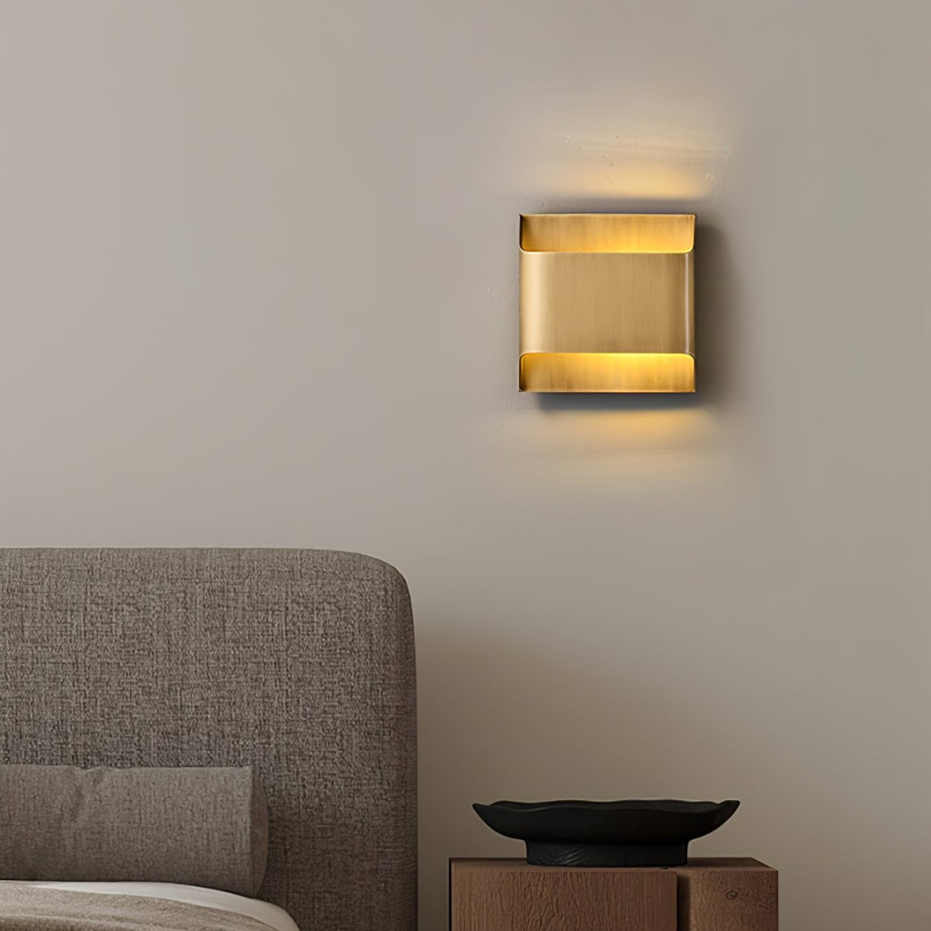 Kestrelon | Slanke silhouet geometrische messing wandlamp