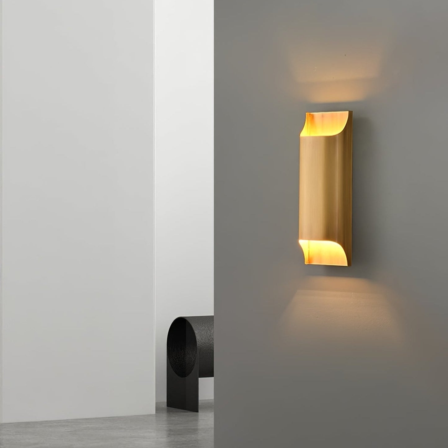 Kestrelon | Slanke silhouet geometrische messing wandlamp