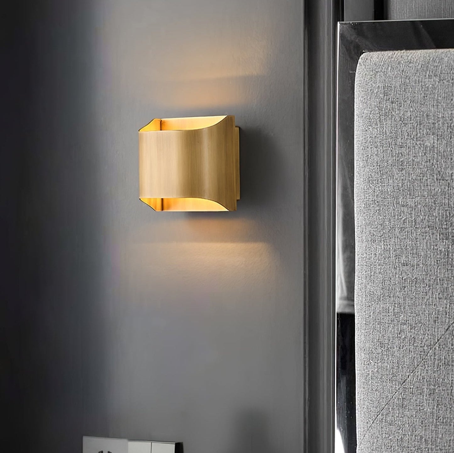 Kestrelon | Slanke silhouet geometrische messing wandlamp