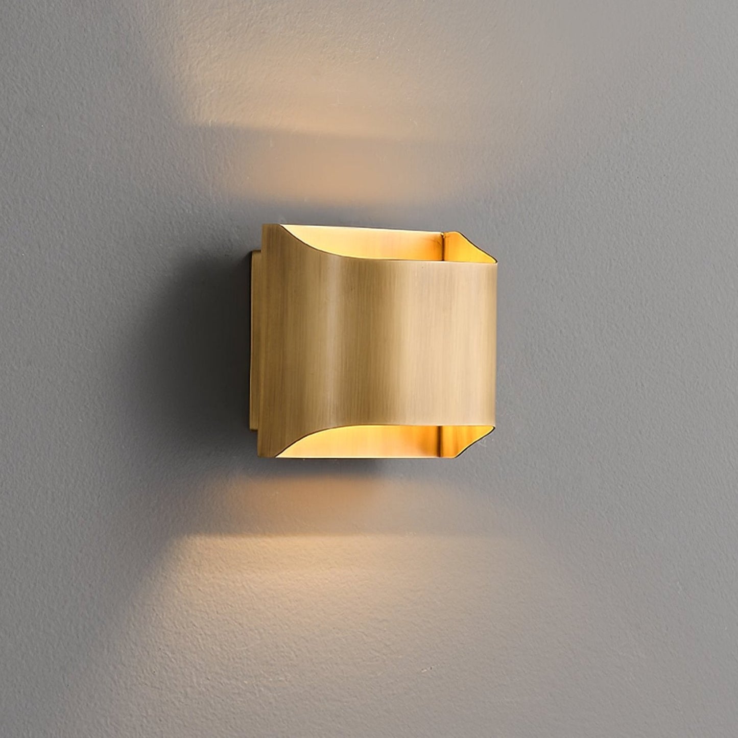 Kestrelon | Slanke silhouet geometrische messing wandlamp