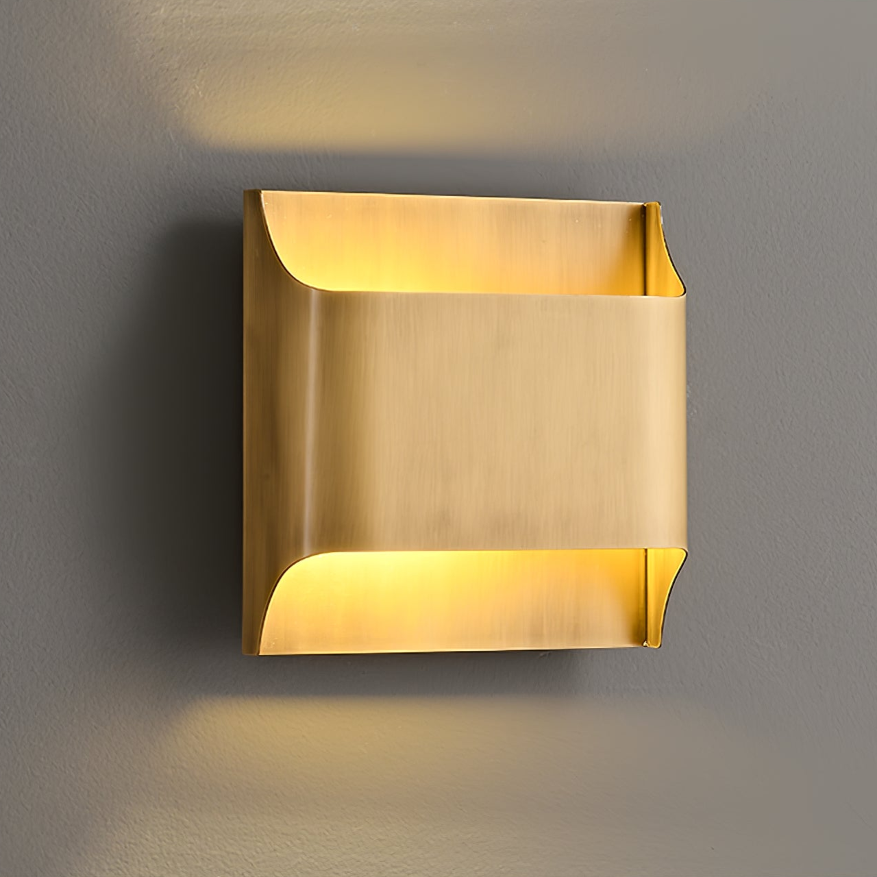 Kestrelon | Slanke silhouet geometrische messing wandlamp