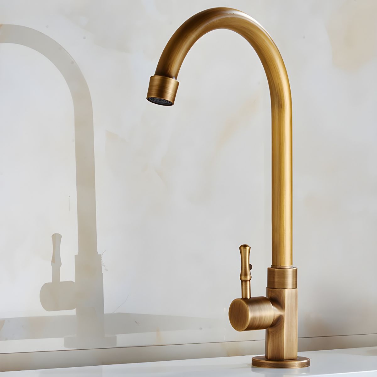 Lythavik | Elegante Gooseneck Hoge Boog Keukenkraan met Hendel