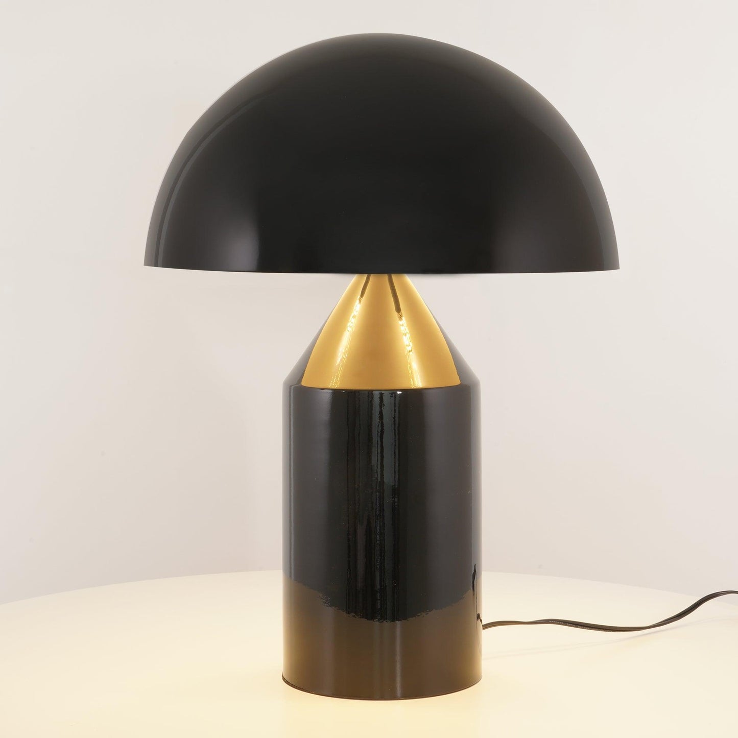 Zonthara | Avant-Garde Geometrische Sculpturale Silhouet Metalen Tafellamp