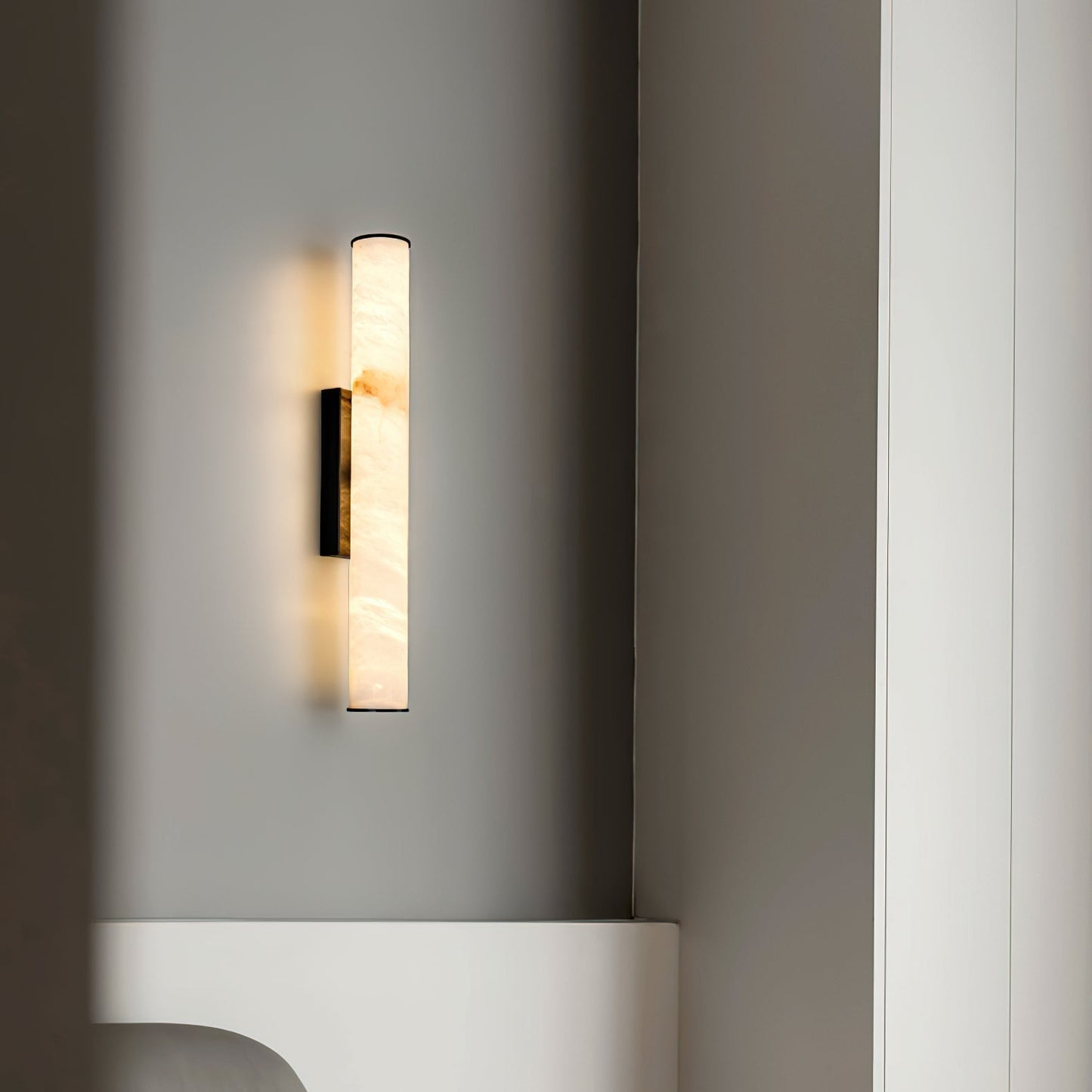 Aristhos | Minimalistische Lineaire Alabaster en Messing Wandlamp