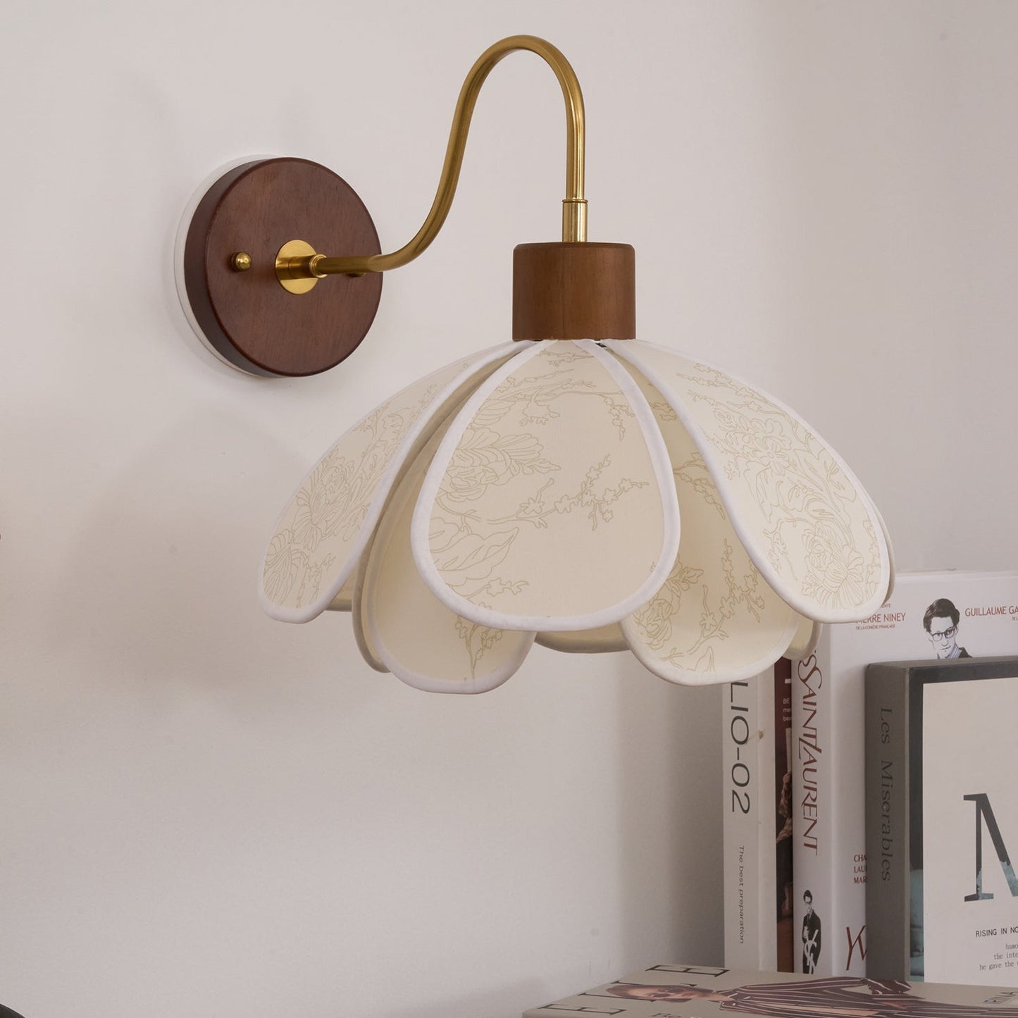 Thalix | Sculpturale Bloemige Bloemblaadje Houten Stof Wandlamp