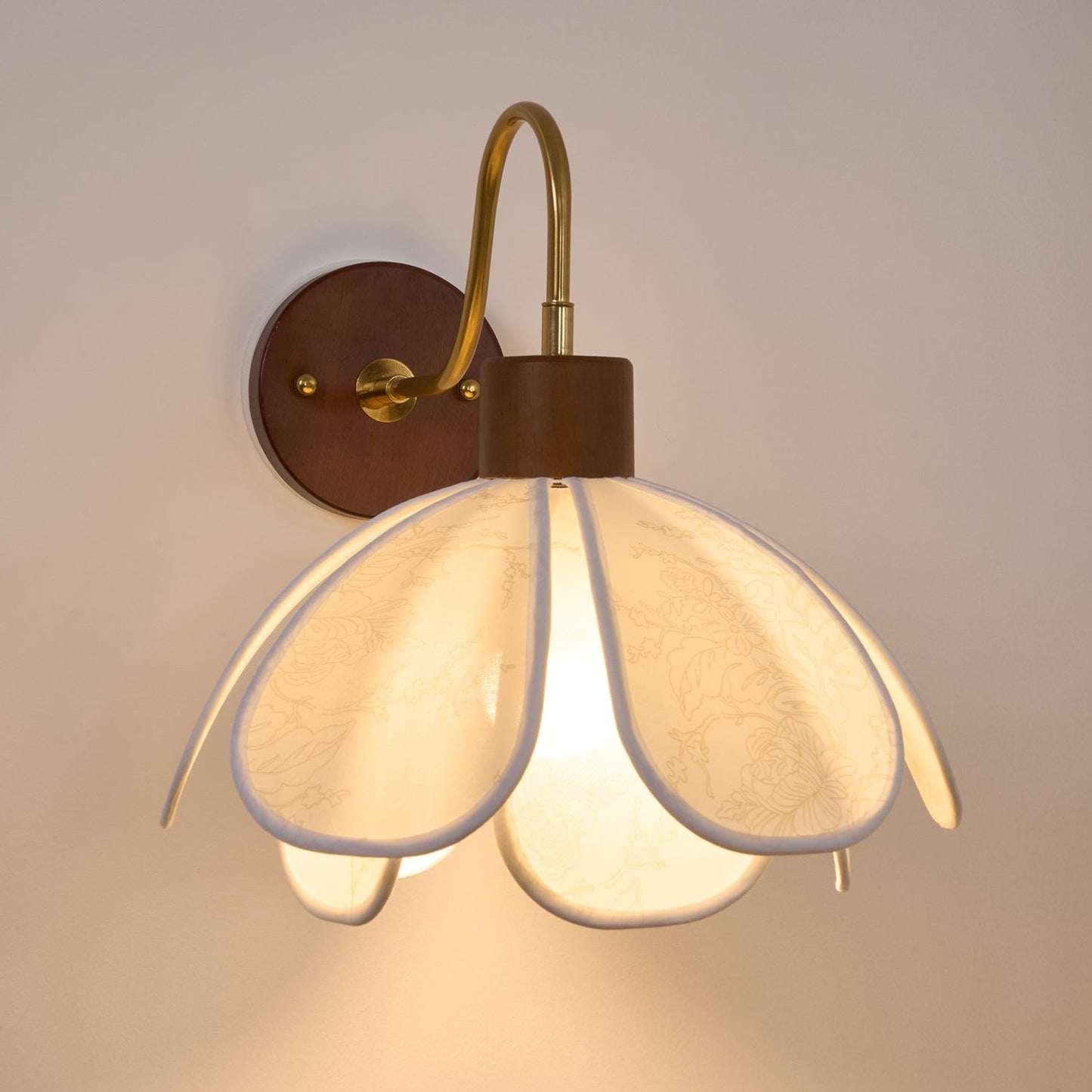 Thalix | Sculpturale Bloemige Bloemblaadje Houten Stof Wandlamp