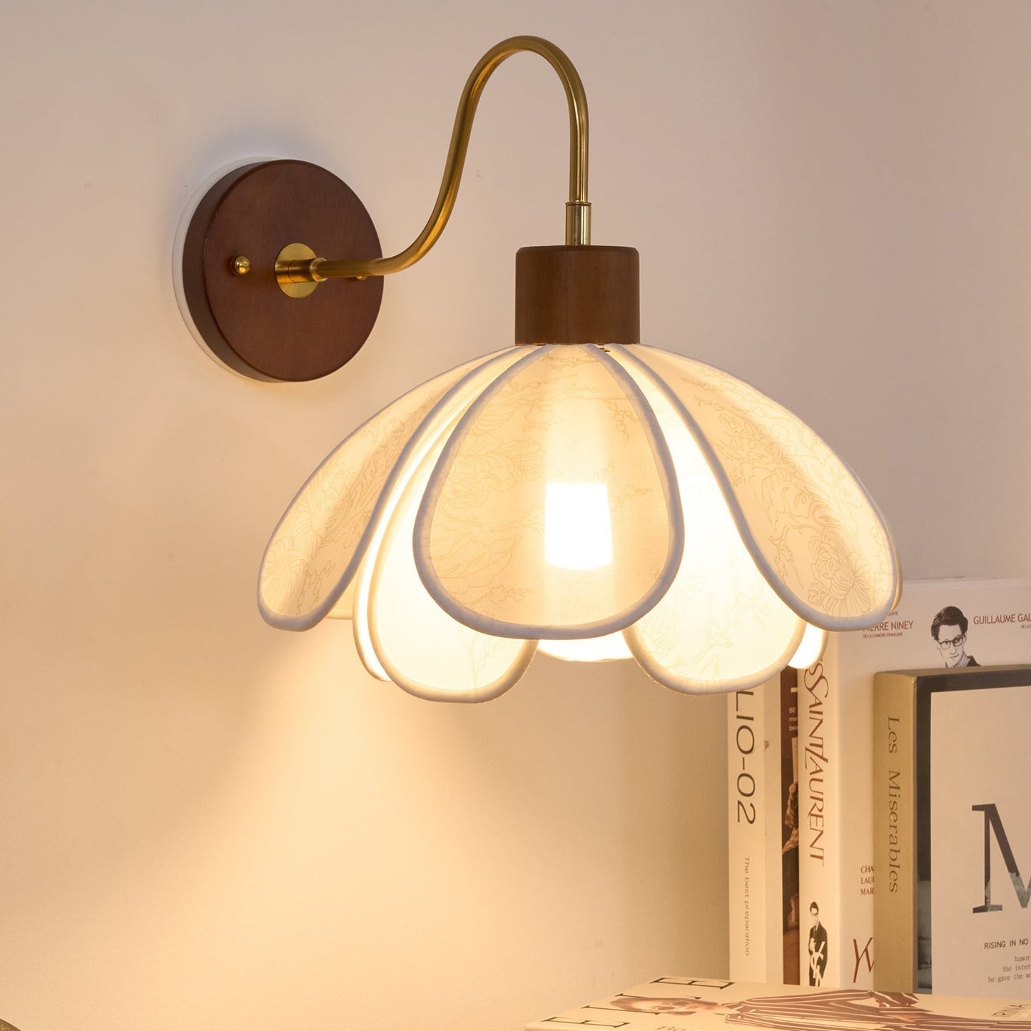 Thalix | Sculpturale Bloemige Bloemblaadje Houten Stof Wandlamp