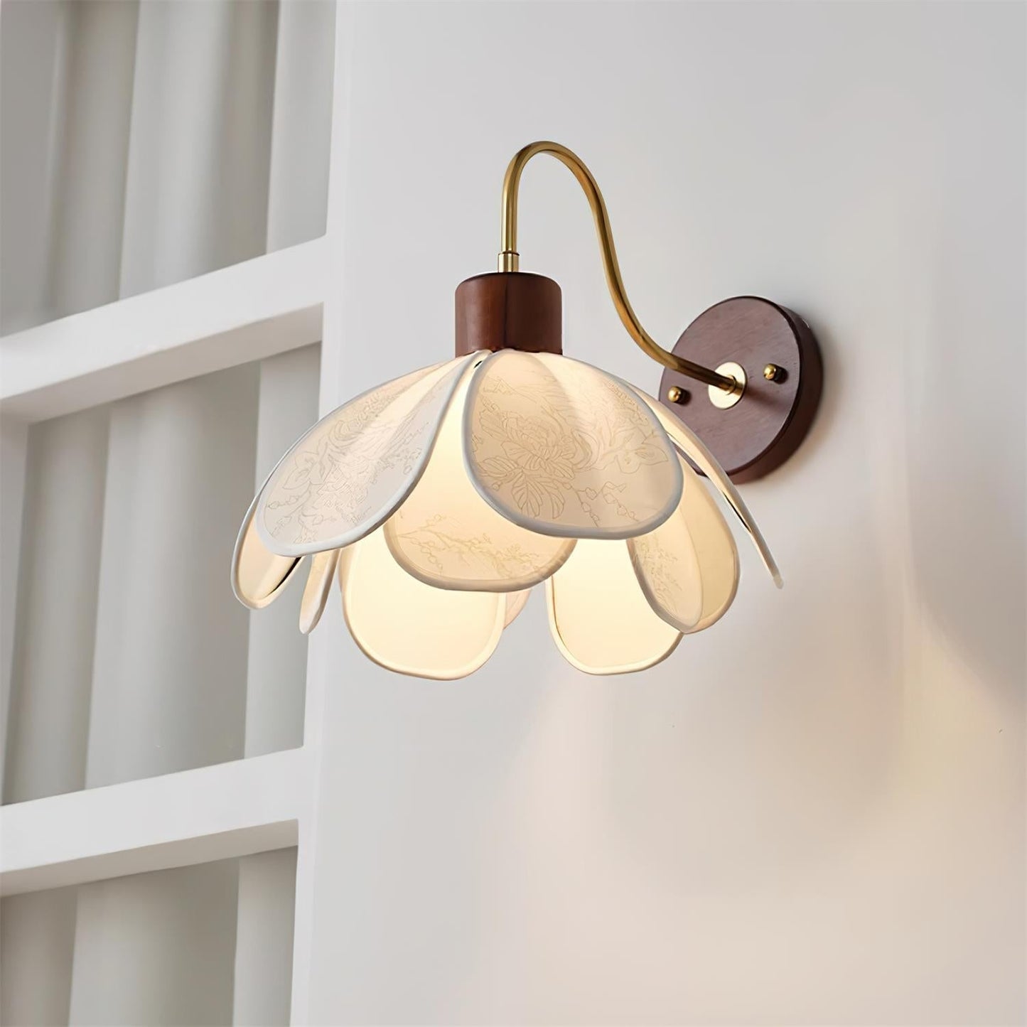 Thalix | Sculpturale Bloemige Bloemblaadje Houten Stof Wandlamp