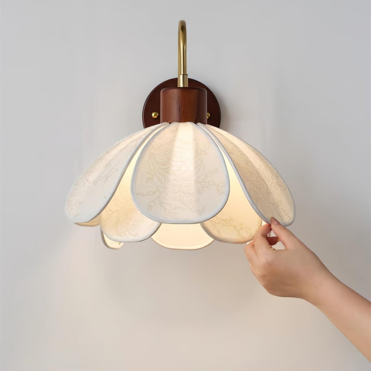 Thalix | Sculpturale Bloemige Bloemblaadje Houten Stof Wandlamp