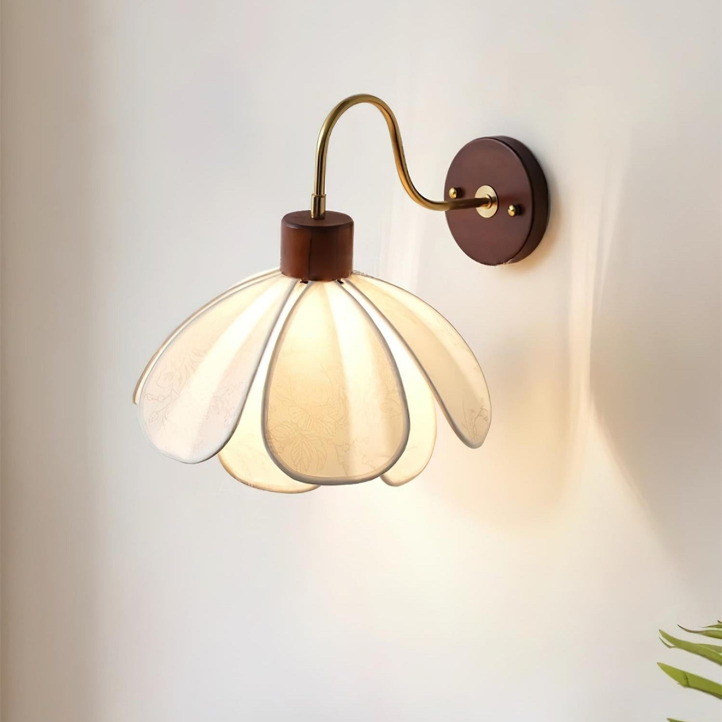 Thalix | Sculpturale Bloemige Bloemblaadje Houten Stof Wandlamp