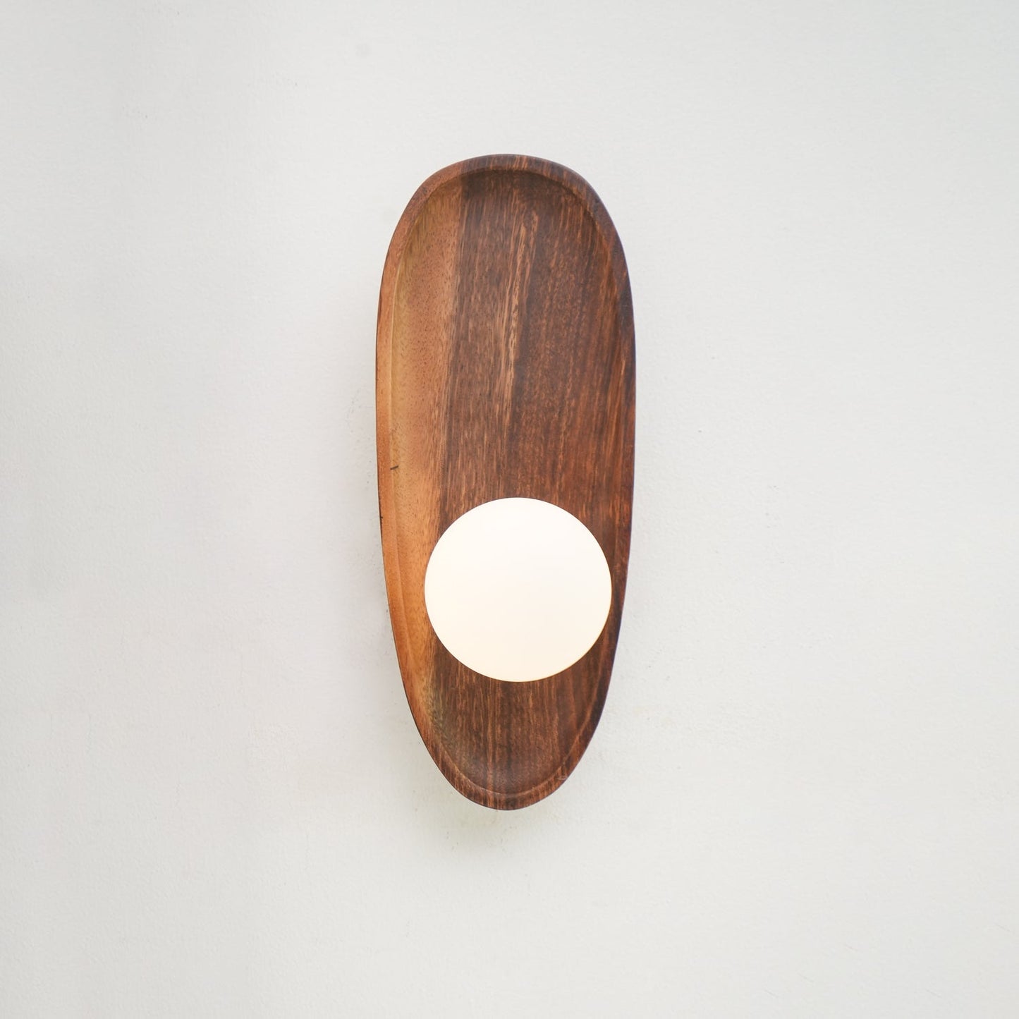 Merivane | Organische textuur glazen houten wandlamp