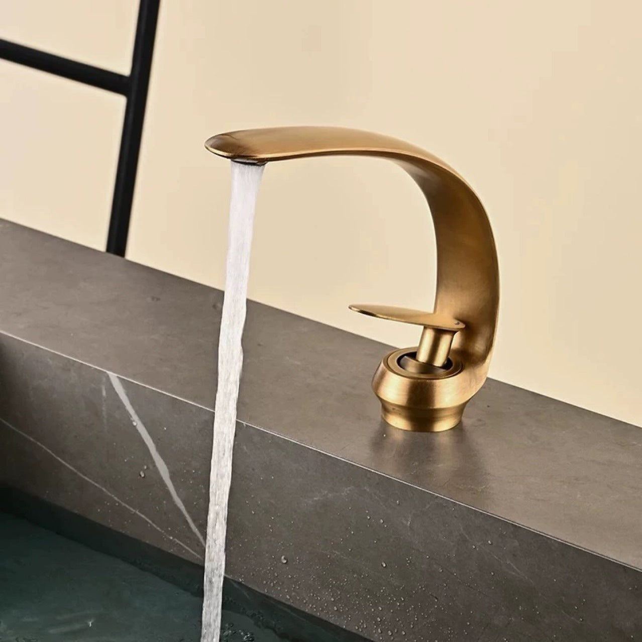 Solvarka | Moderne Boog Silhouet Enkelhandige Badkraan