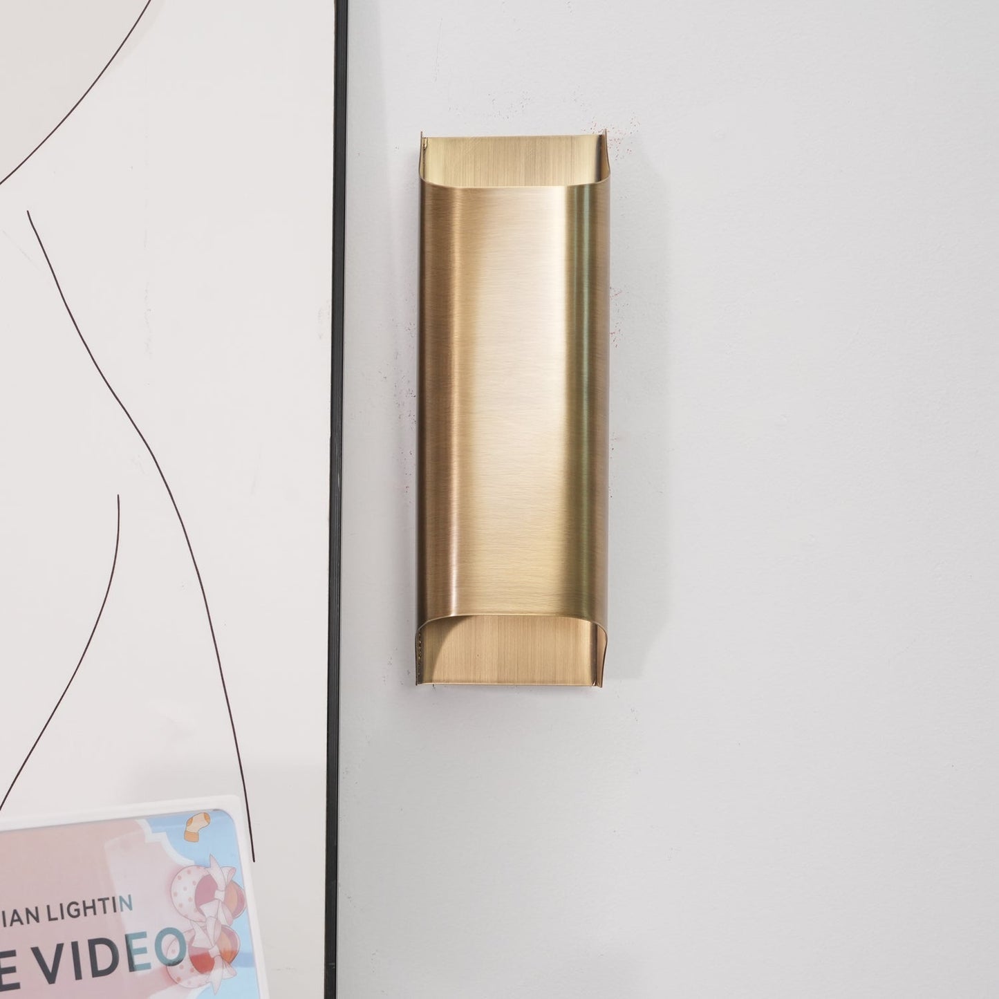 Kestrelon | Slanke silhouet geometrische messing wandlamp