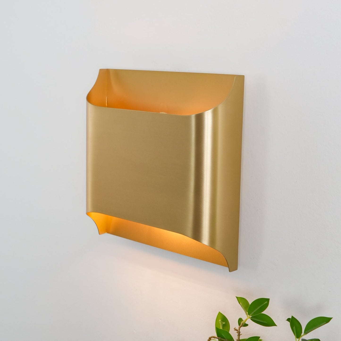 Kestrelon | Slanke silhouet geometrische messing wandlamp