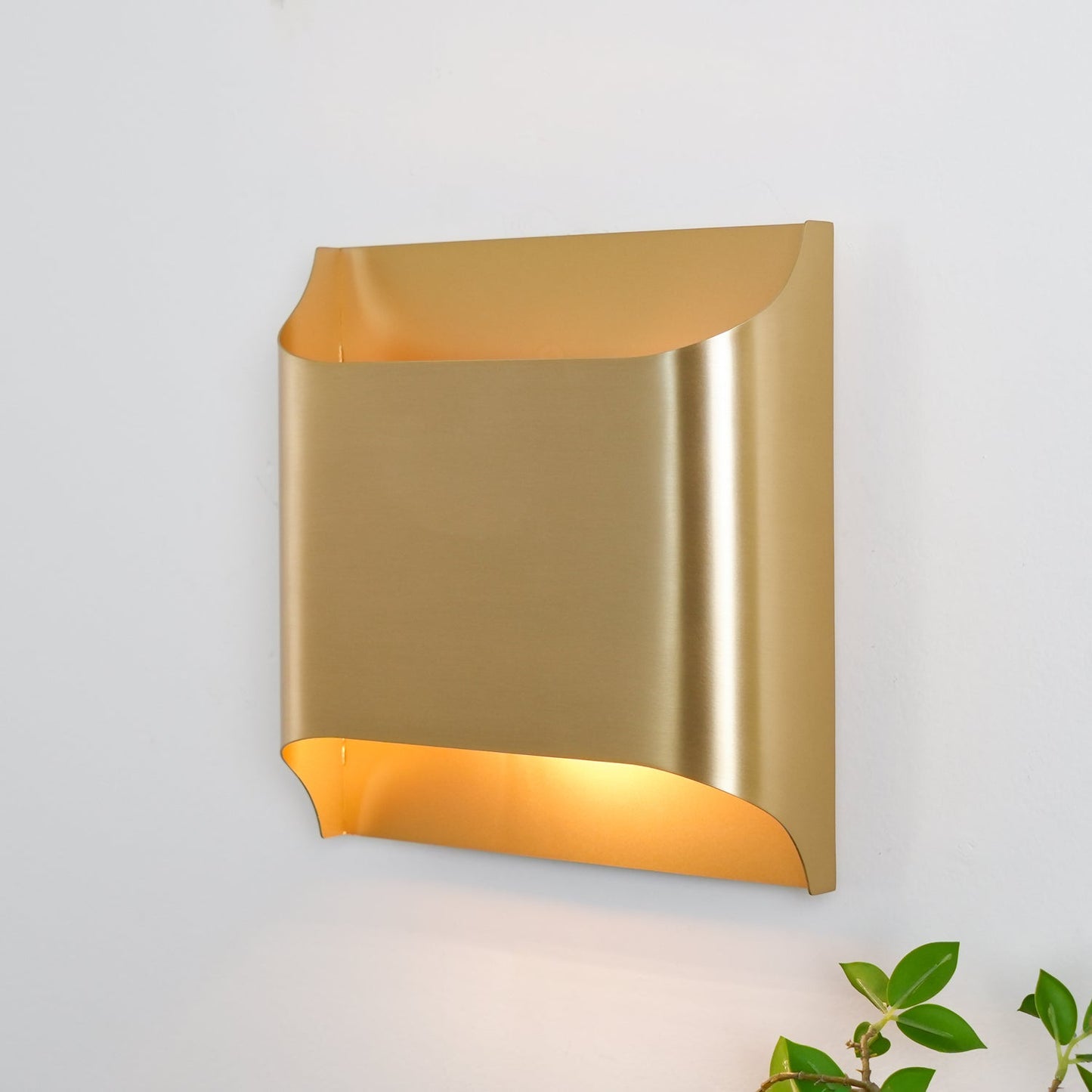 Kestrelon | Slanke silhouet geometrische messing wandlamp
