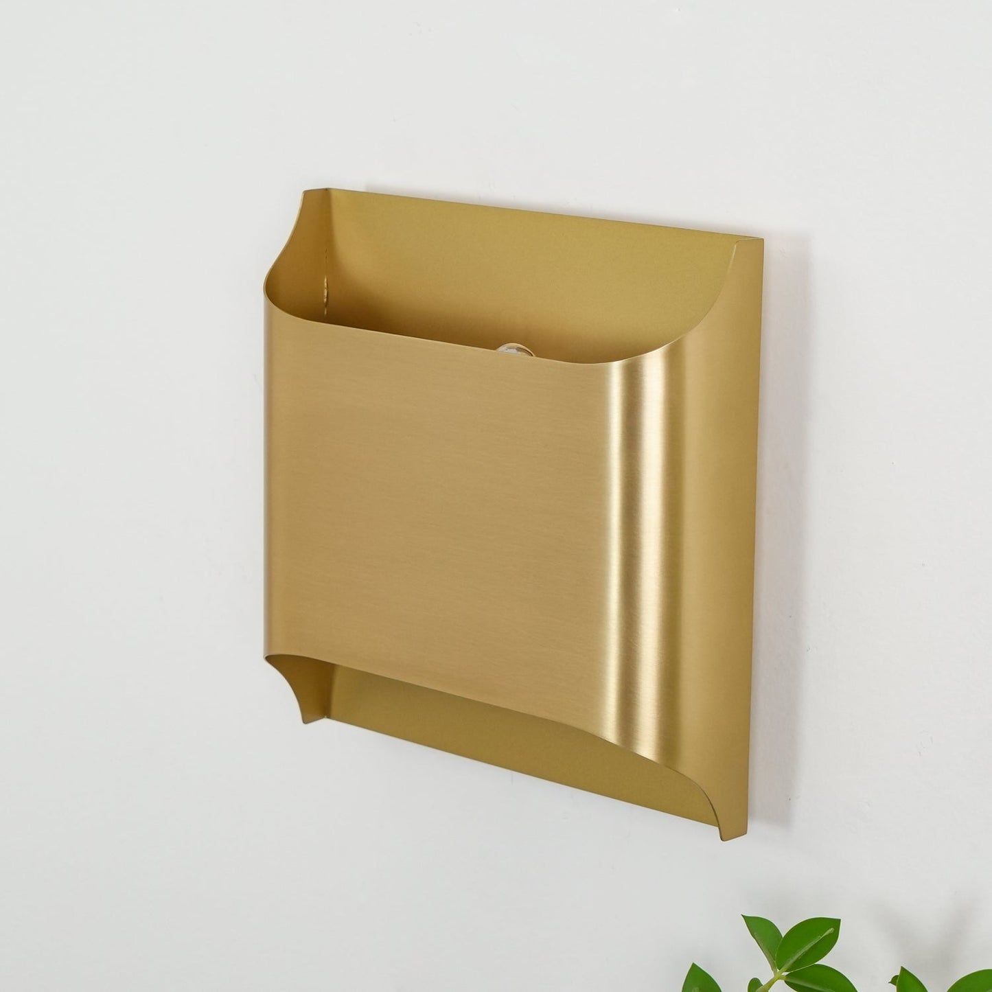 Kestrelon | Slanke silhouet geometrische messing wandlamp