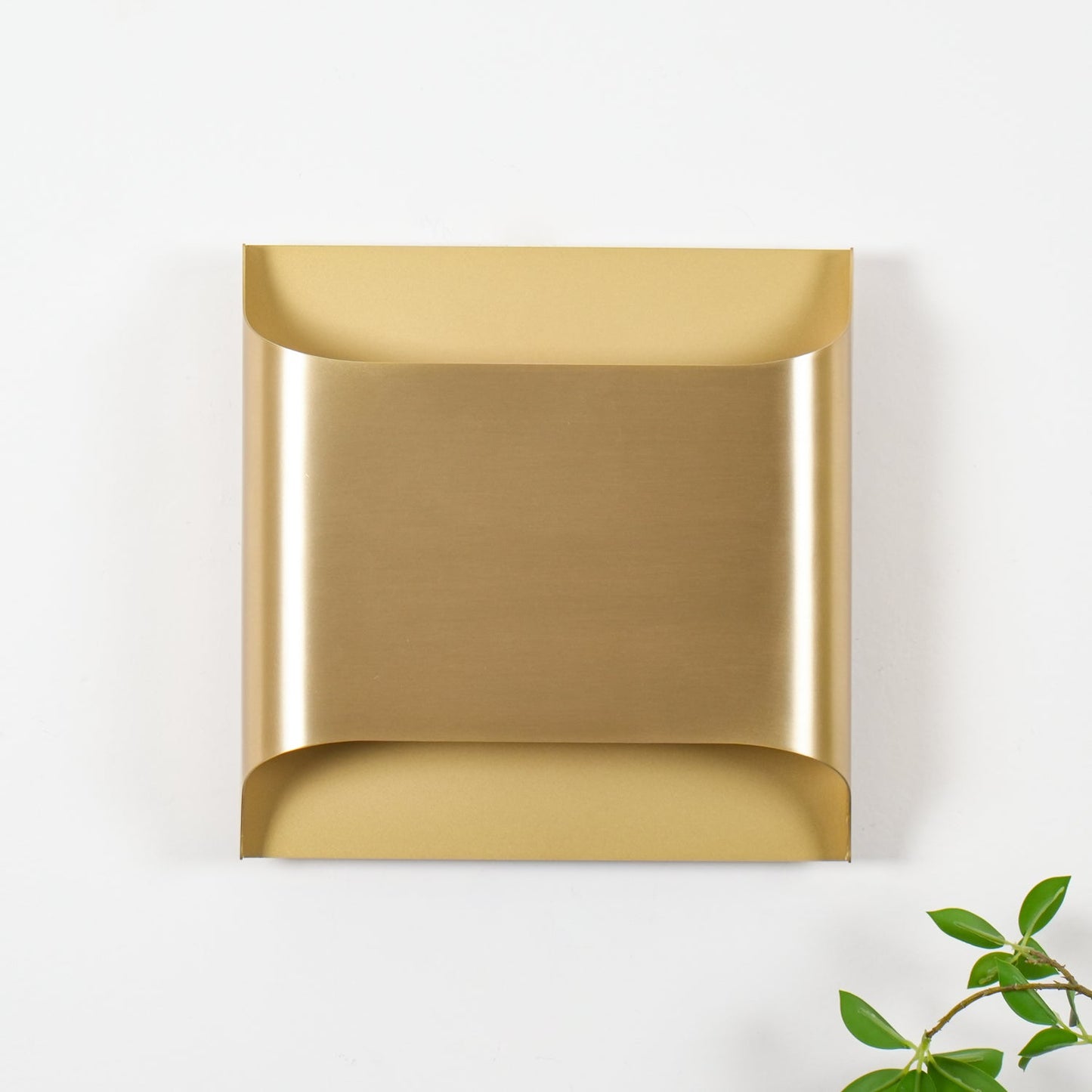 Kestrelon | Slanke silhouet geometrische messing wandlamp