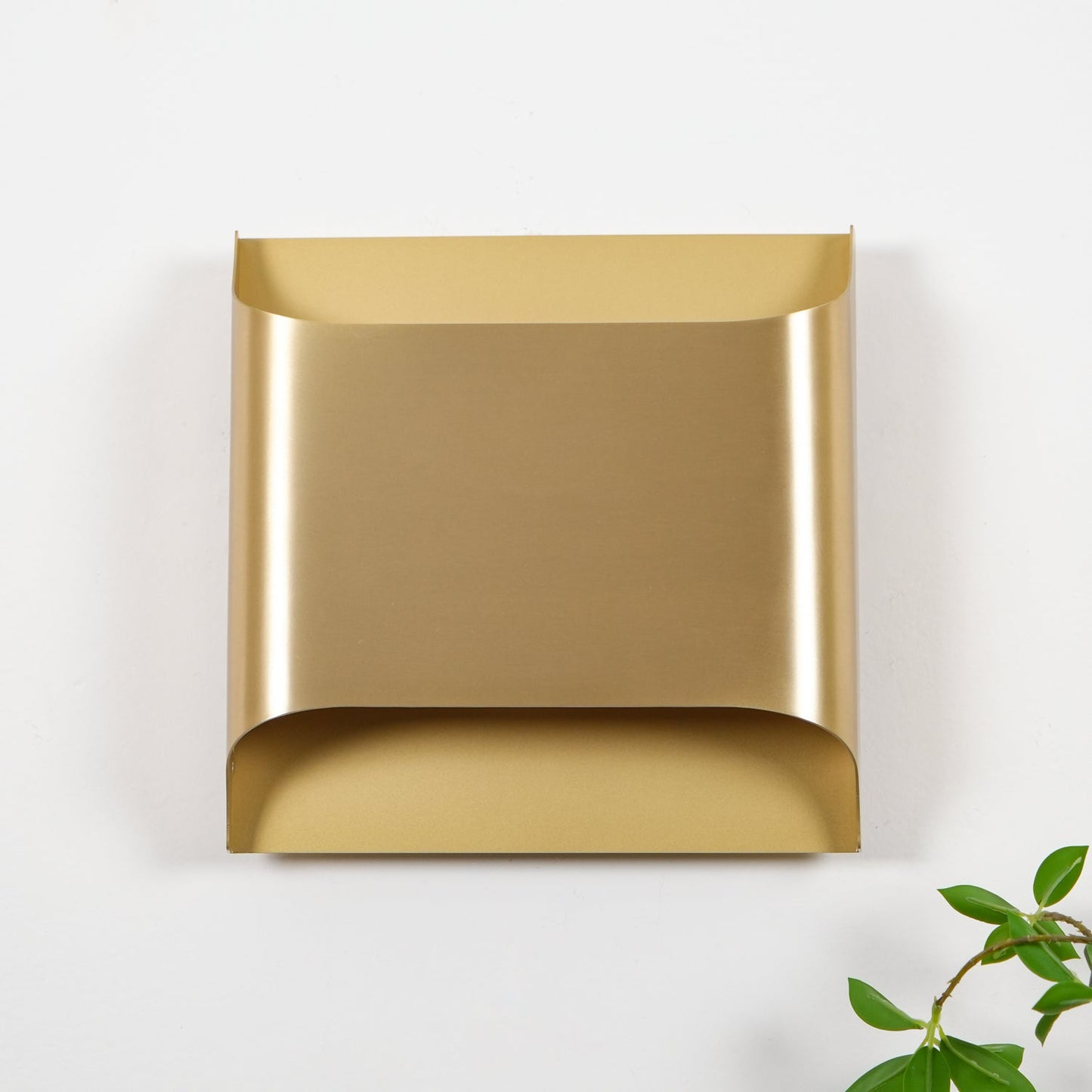 Kestrelon | Slanke silhouet geometrische messing wandlamp