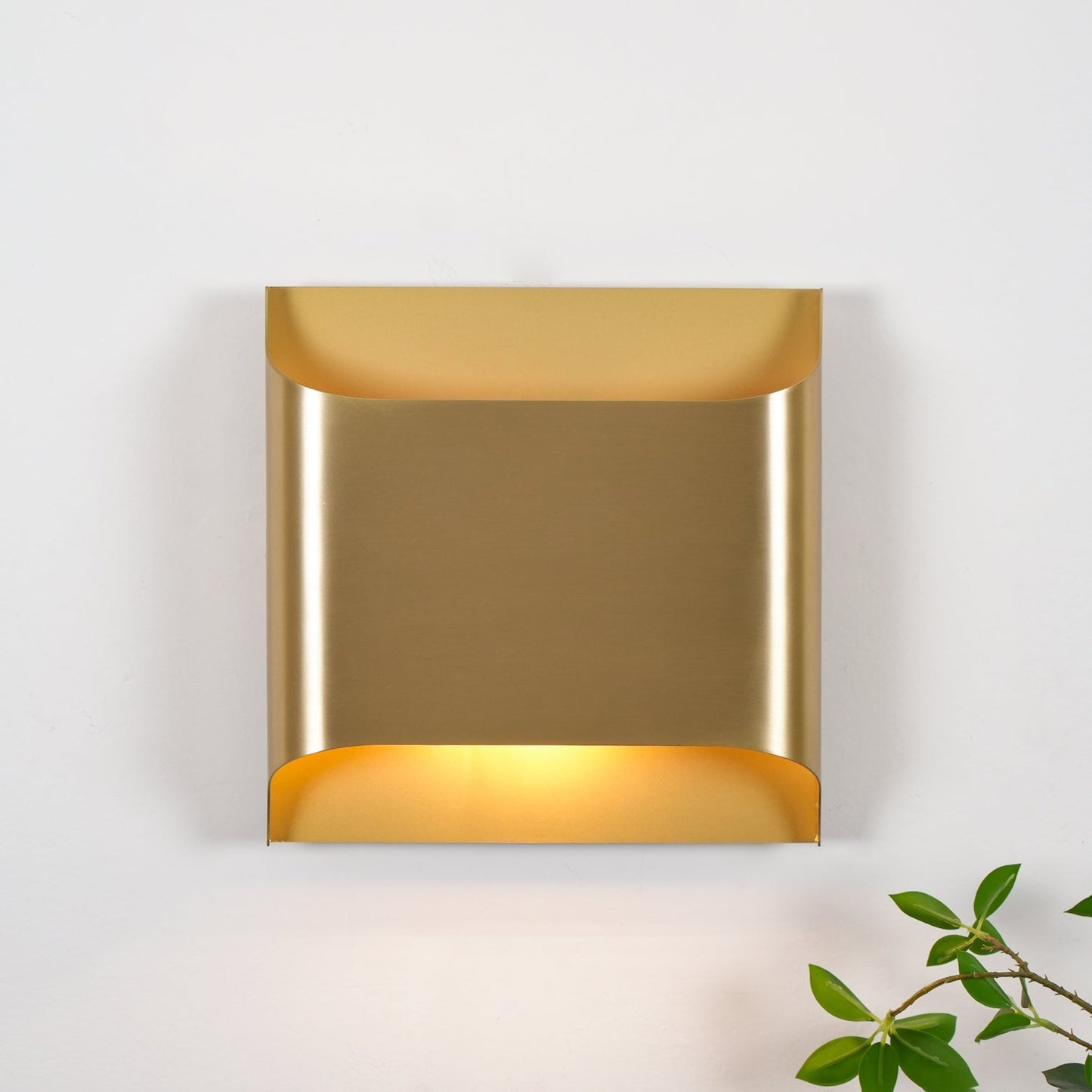 Kestrelon | Slanke silhouet geometrische messing wandlamp