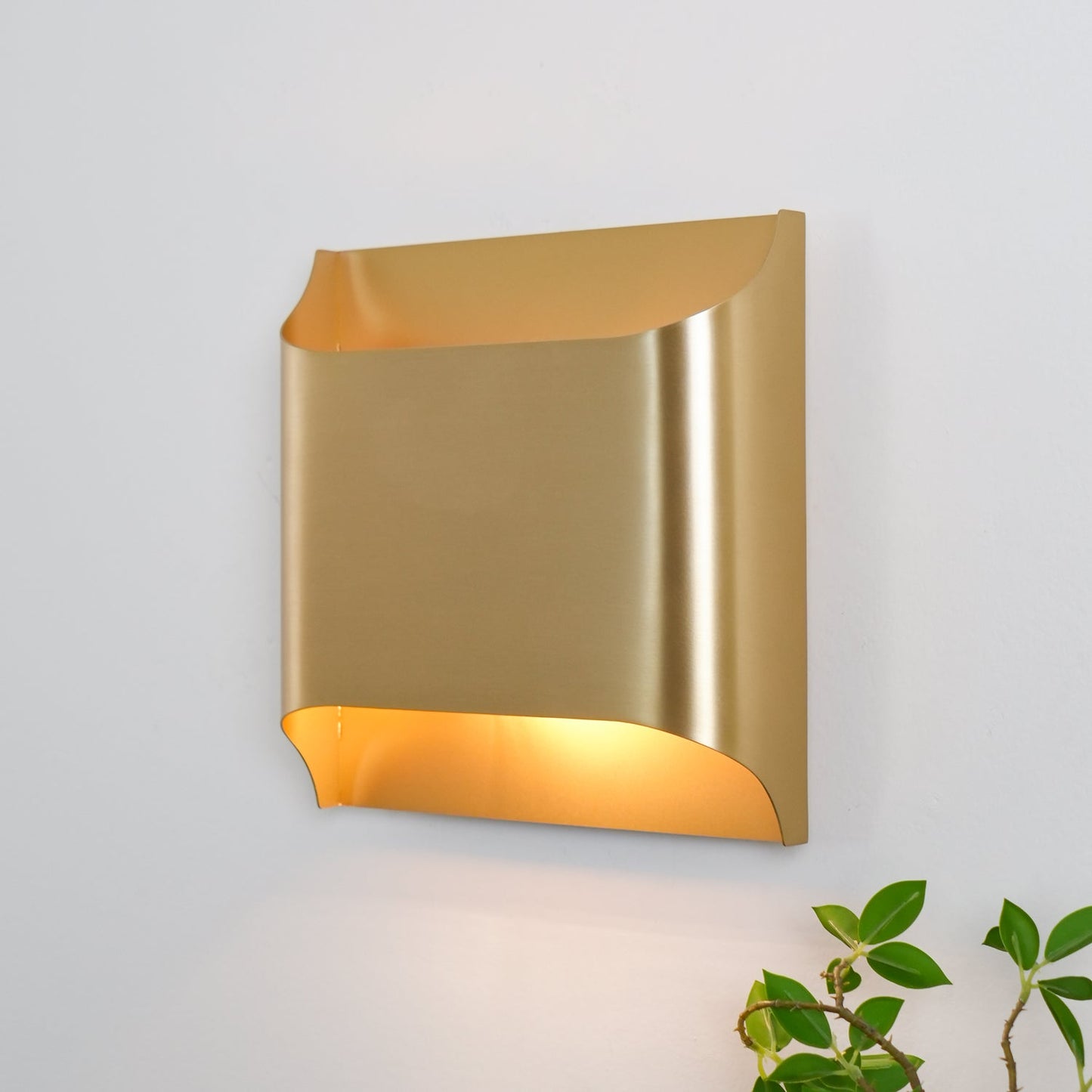 Kestrelon | Slanke silhouet geometrische messing wandlamp