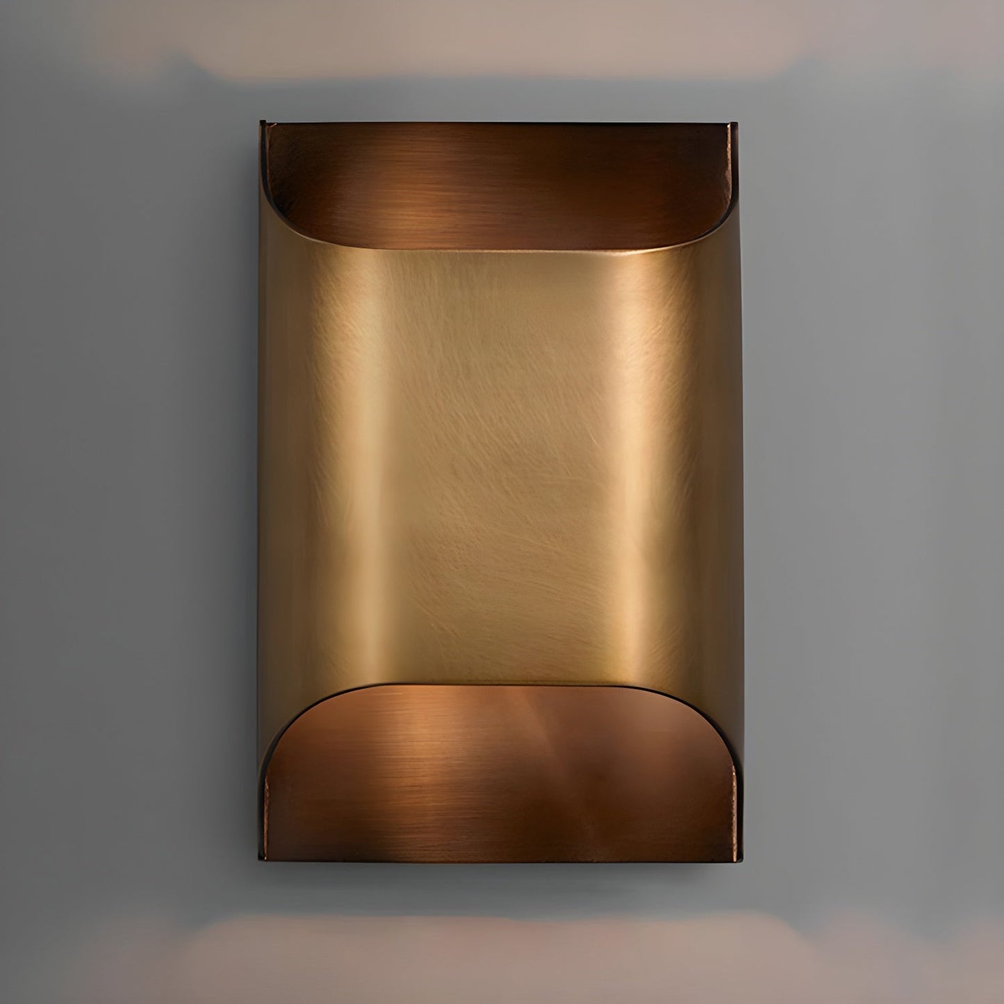 Kestrelon | Slanke silhouet geometrische messing wandlamp