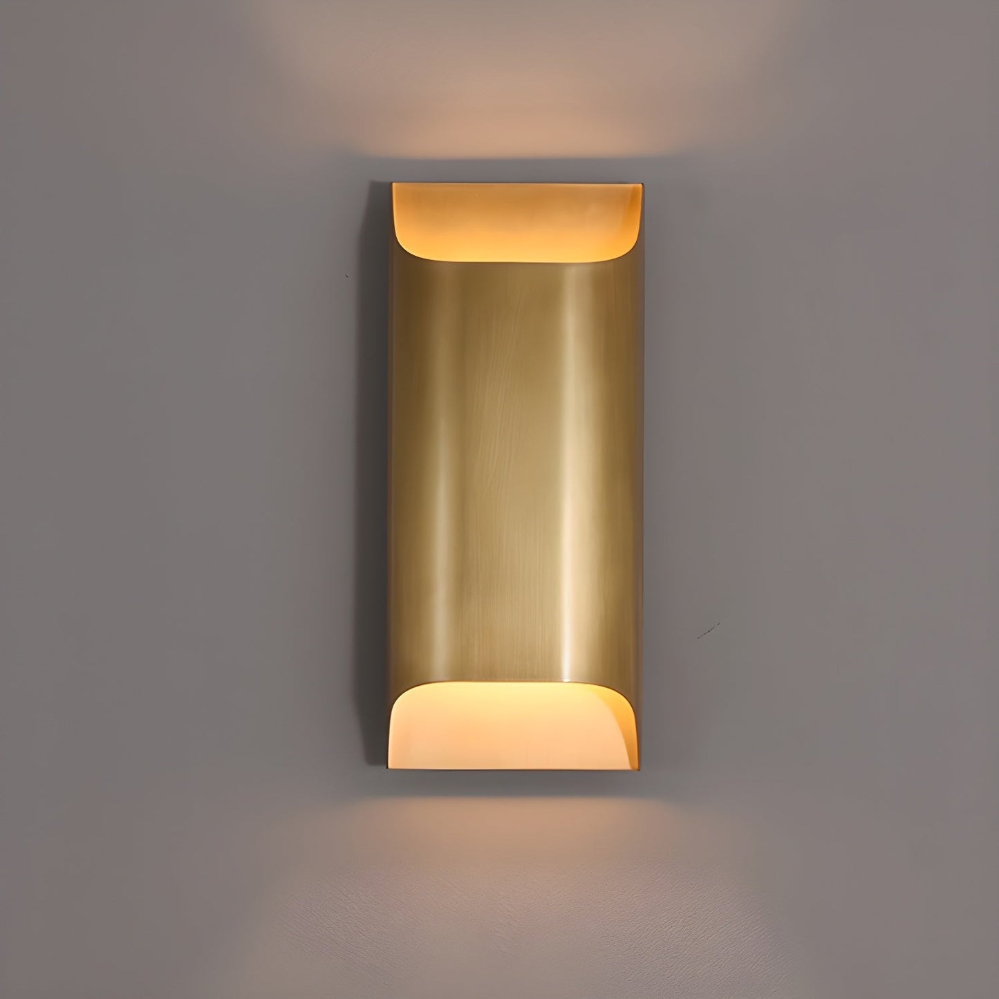 Kestrelon | Slanke silhouet geometrische messing wandlamp