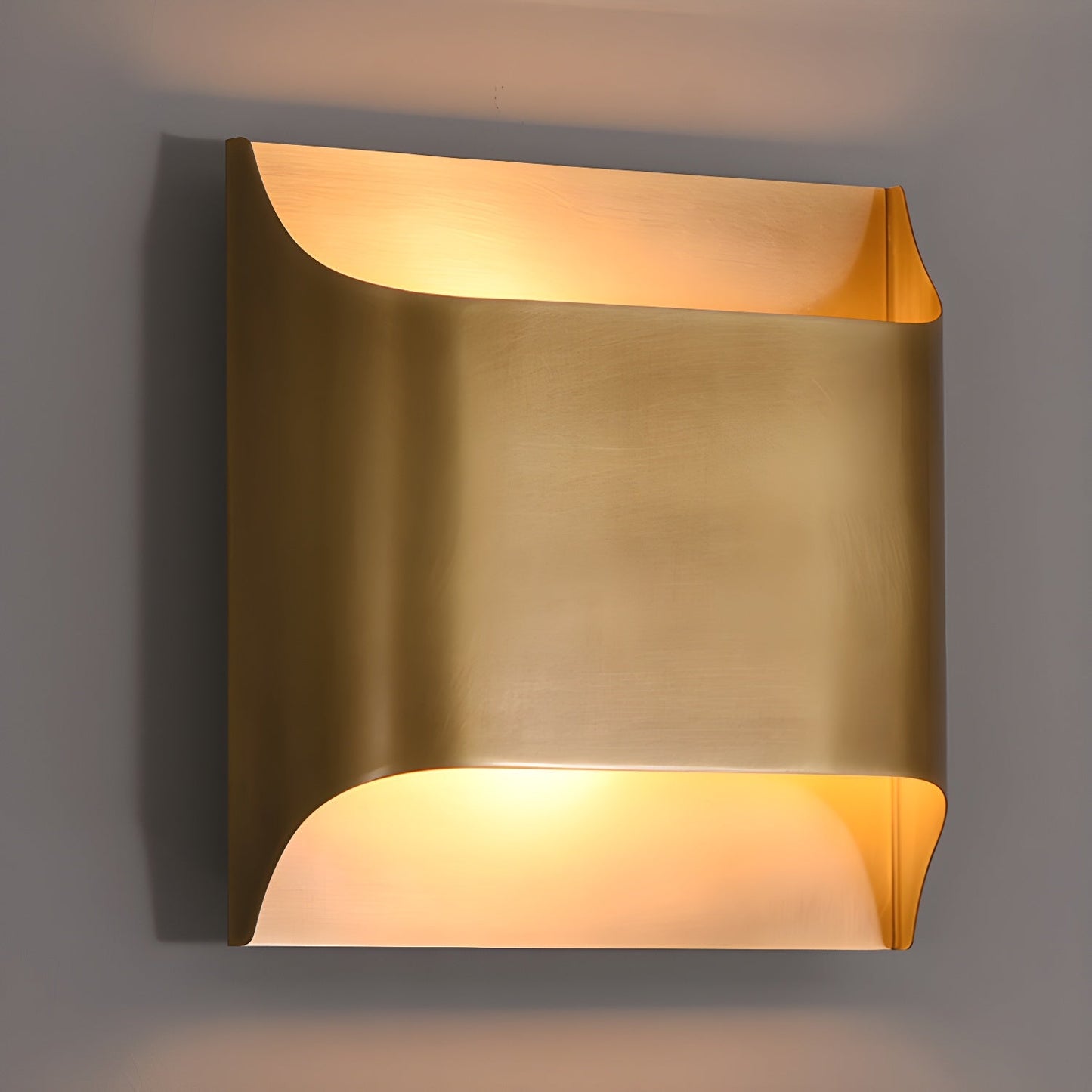 Kestrelon | Slanke silhouet geometrische messing wandlamp