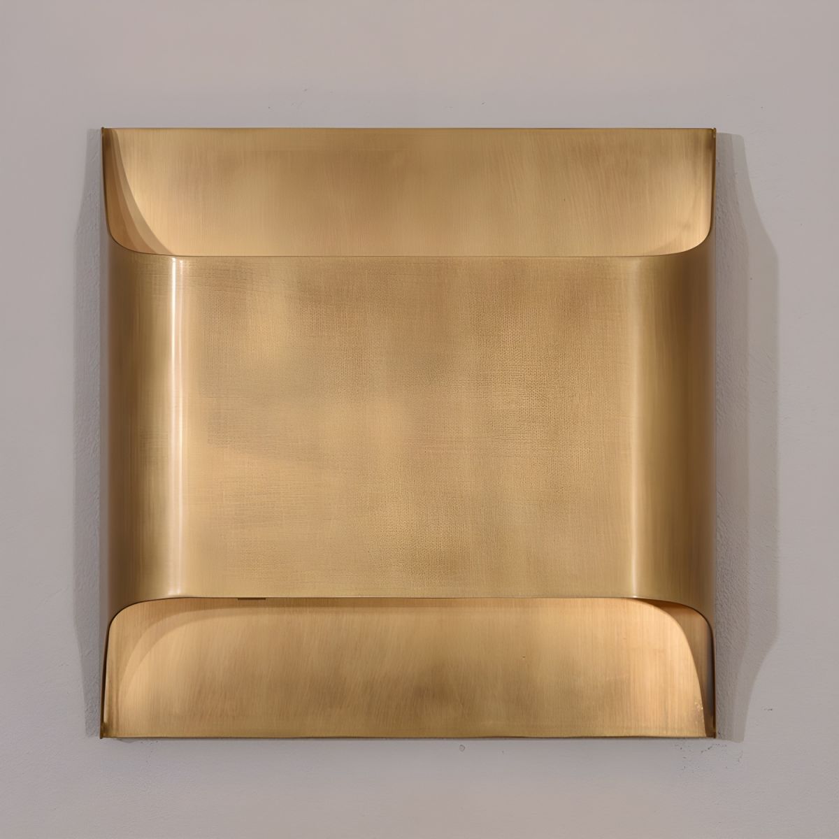 Kestrelon | Slanke silhouet geometrische messing wandlamp