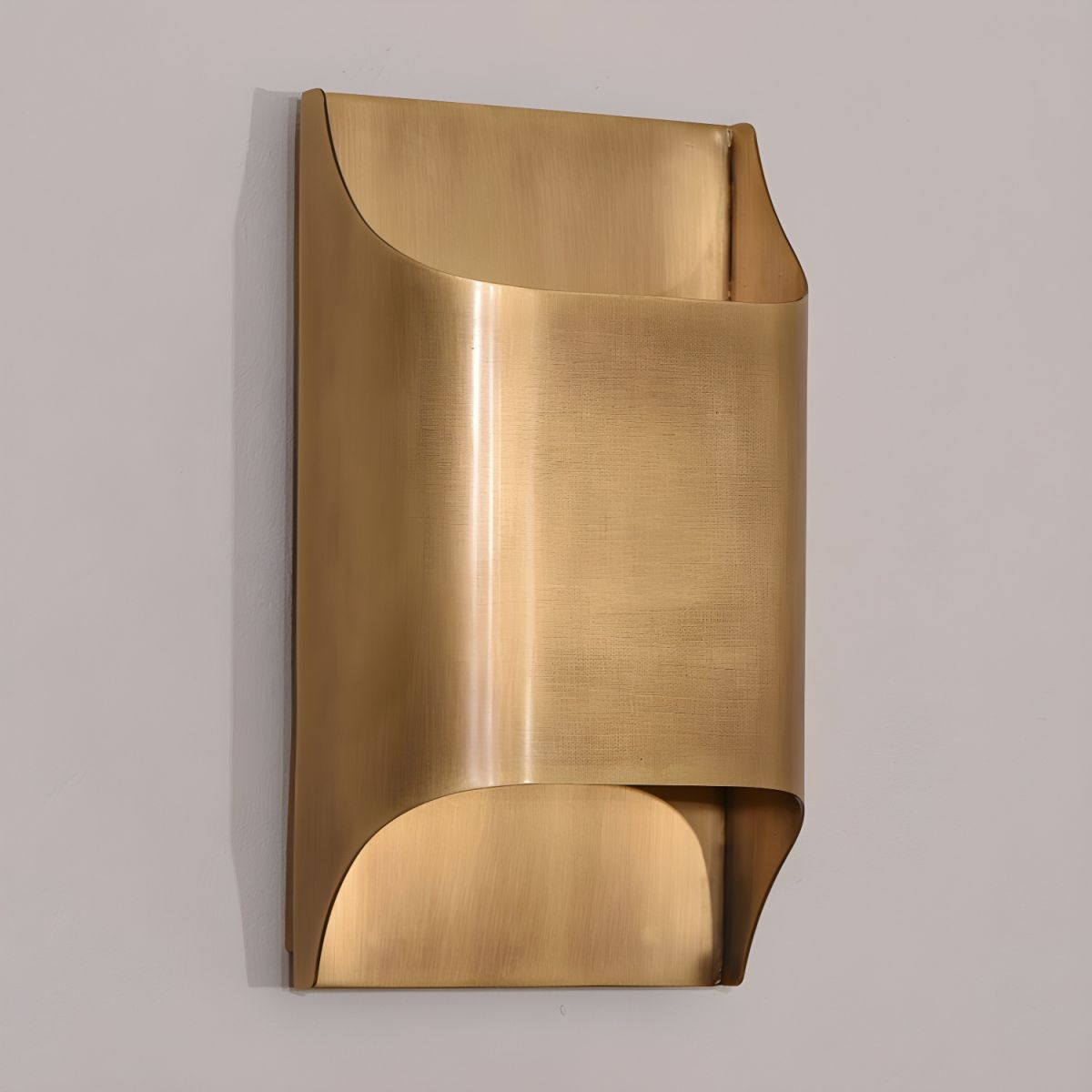 Kestrelon | Slanke silhouet geometrische messing wandlamp