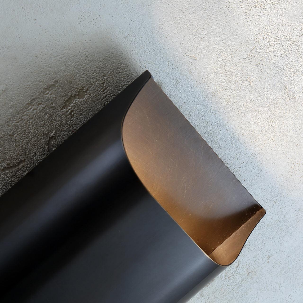 Kestrelon | Slanke silhouet geometrische messing wandlamp