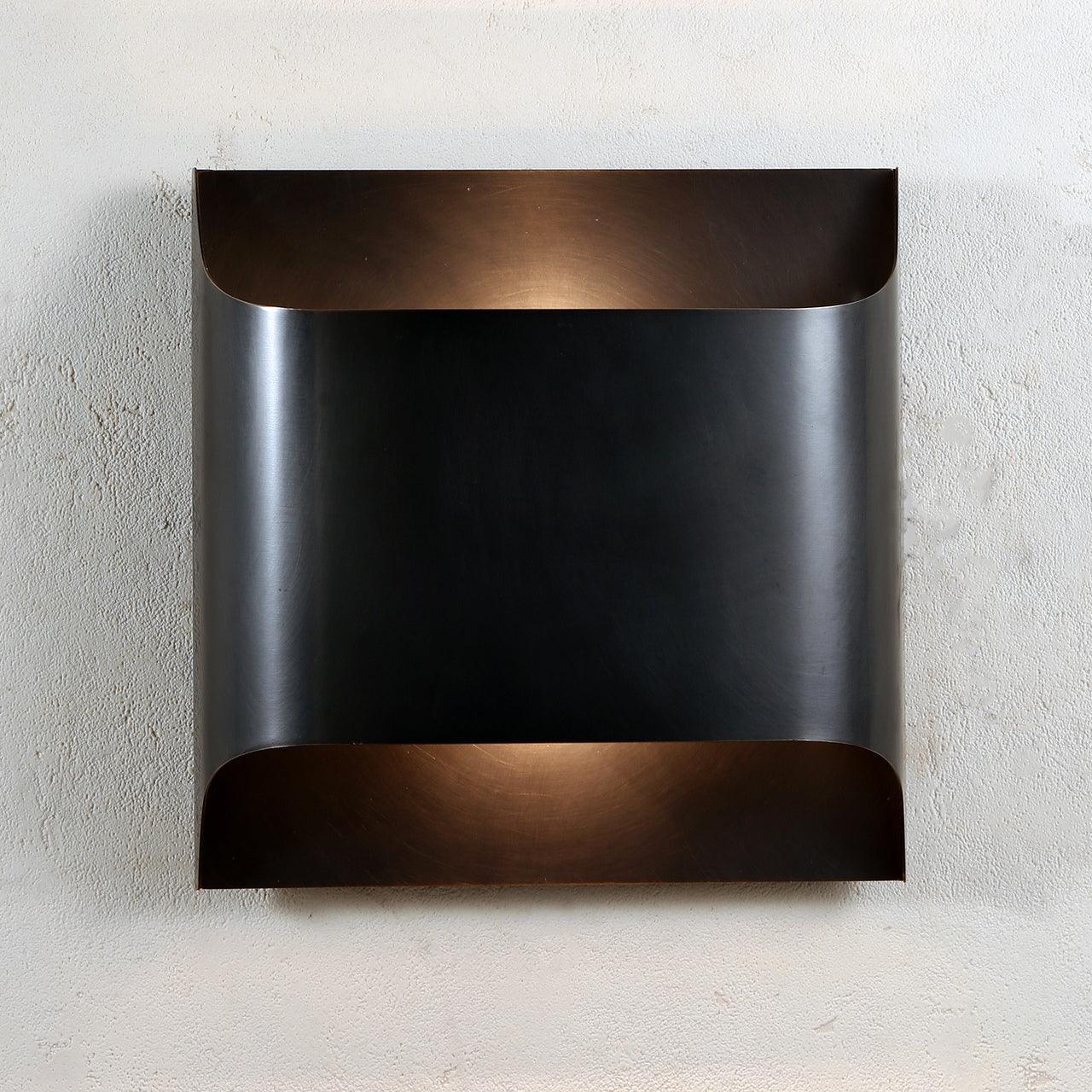 Kestrelon | Slanke silhouet geometrische messing wandlamp