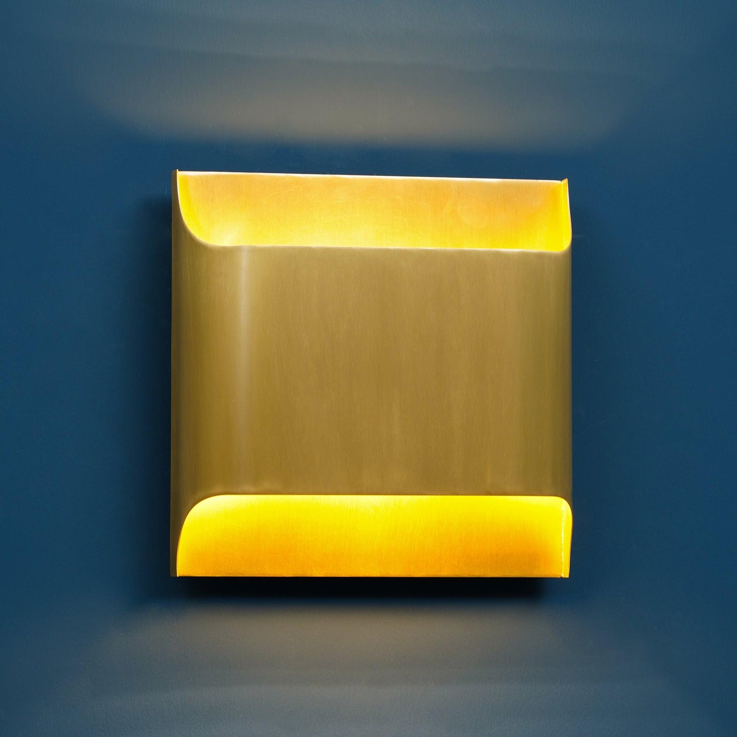 Kestrelon | Slanke silhouet geometrische messing wandlamp