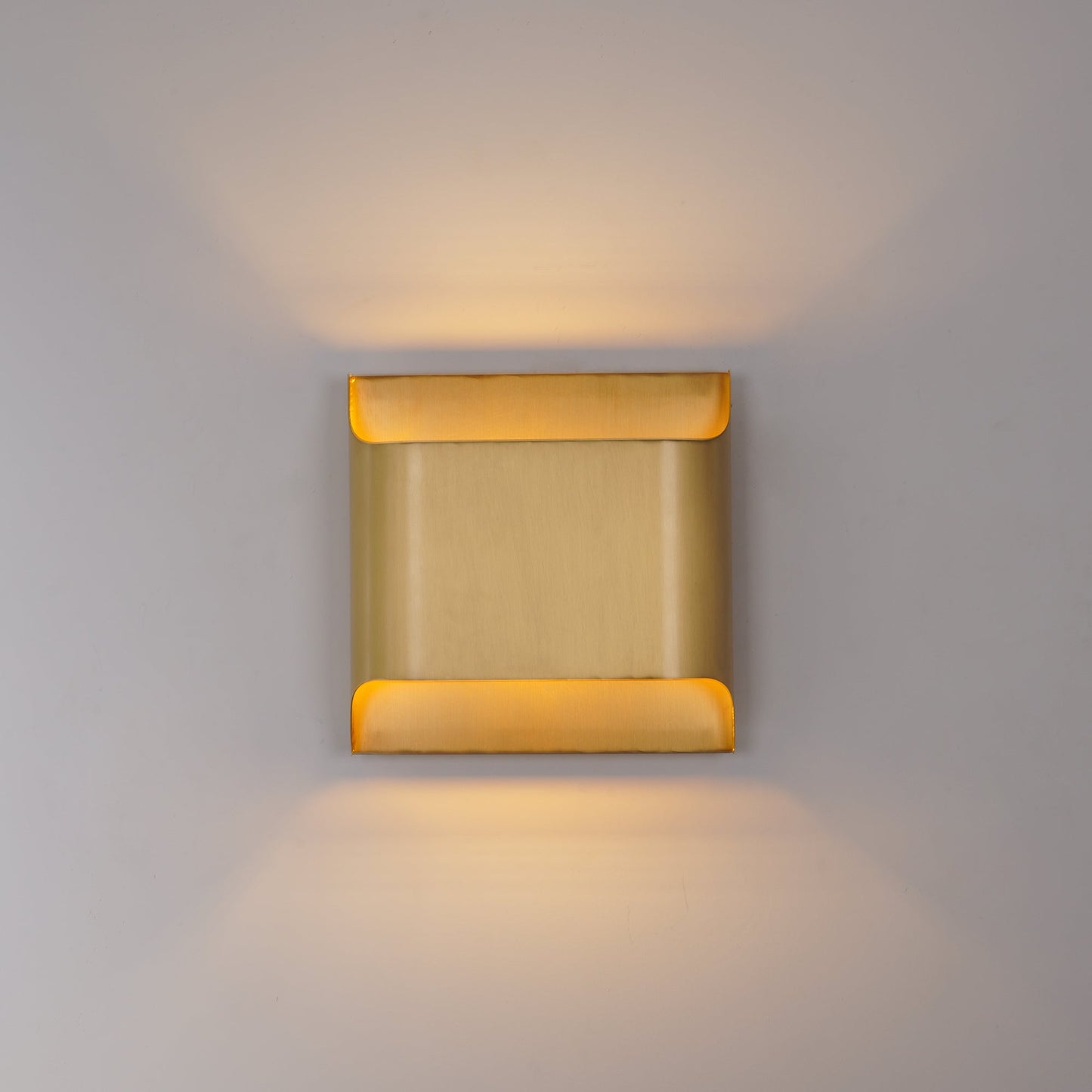 Kestrelon | Slanke silhouet geometrische messing wandlamp