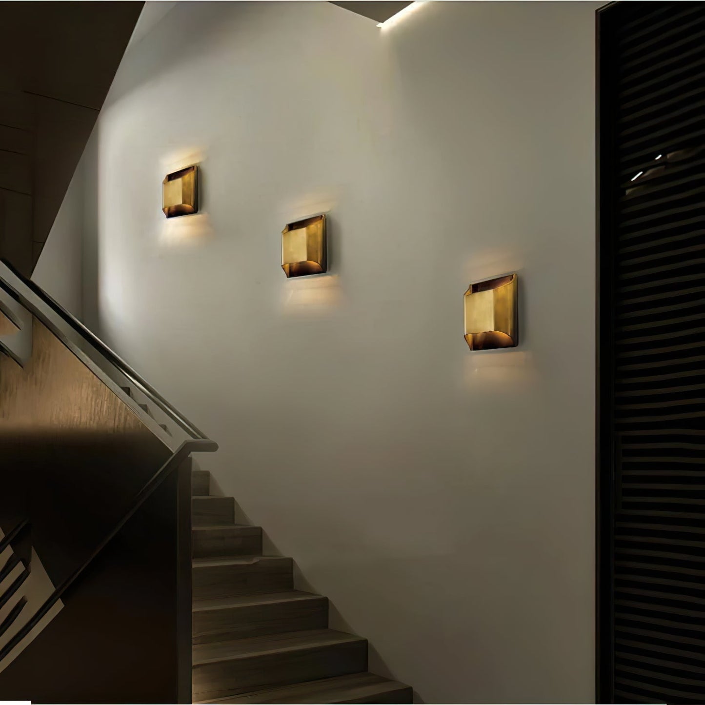 Kestrelon | Slanke silhouet geometrische messing wandlamp