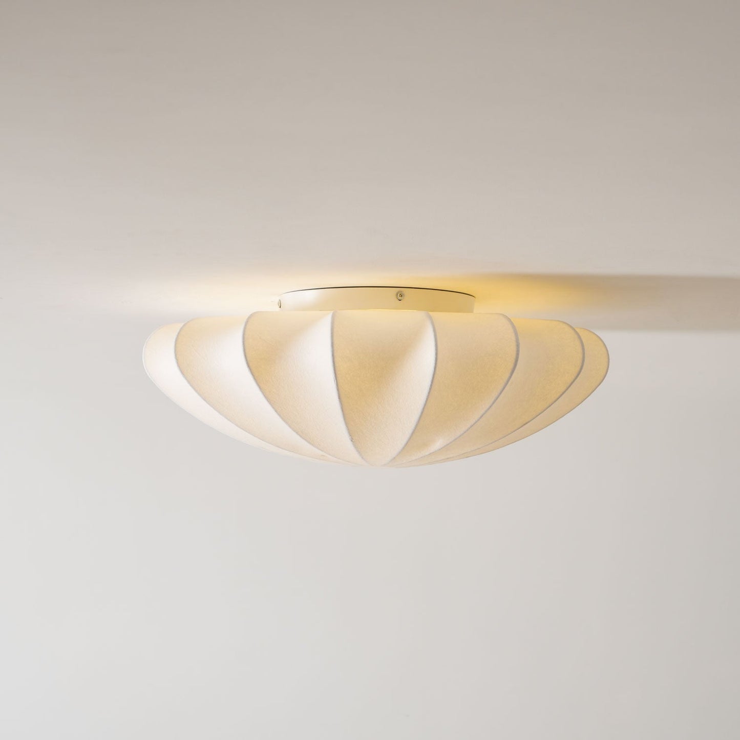 Korisand | Mid-century geometrische sculpturale zijden mesh plafondlamp