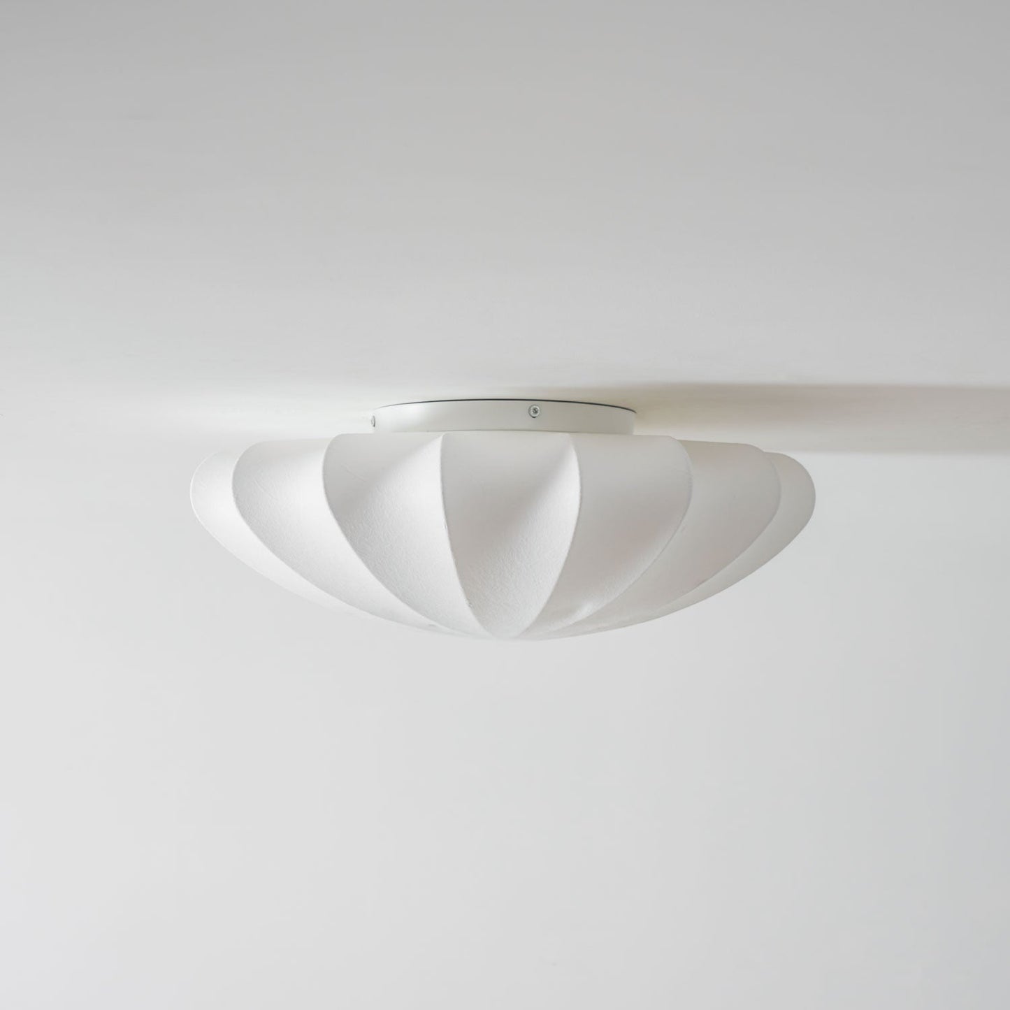 Korisand | Mid-century geometrische sculpturale zijden mesh plafondlamp