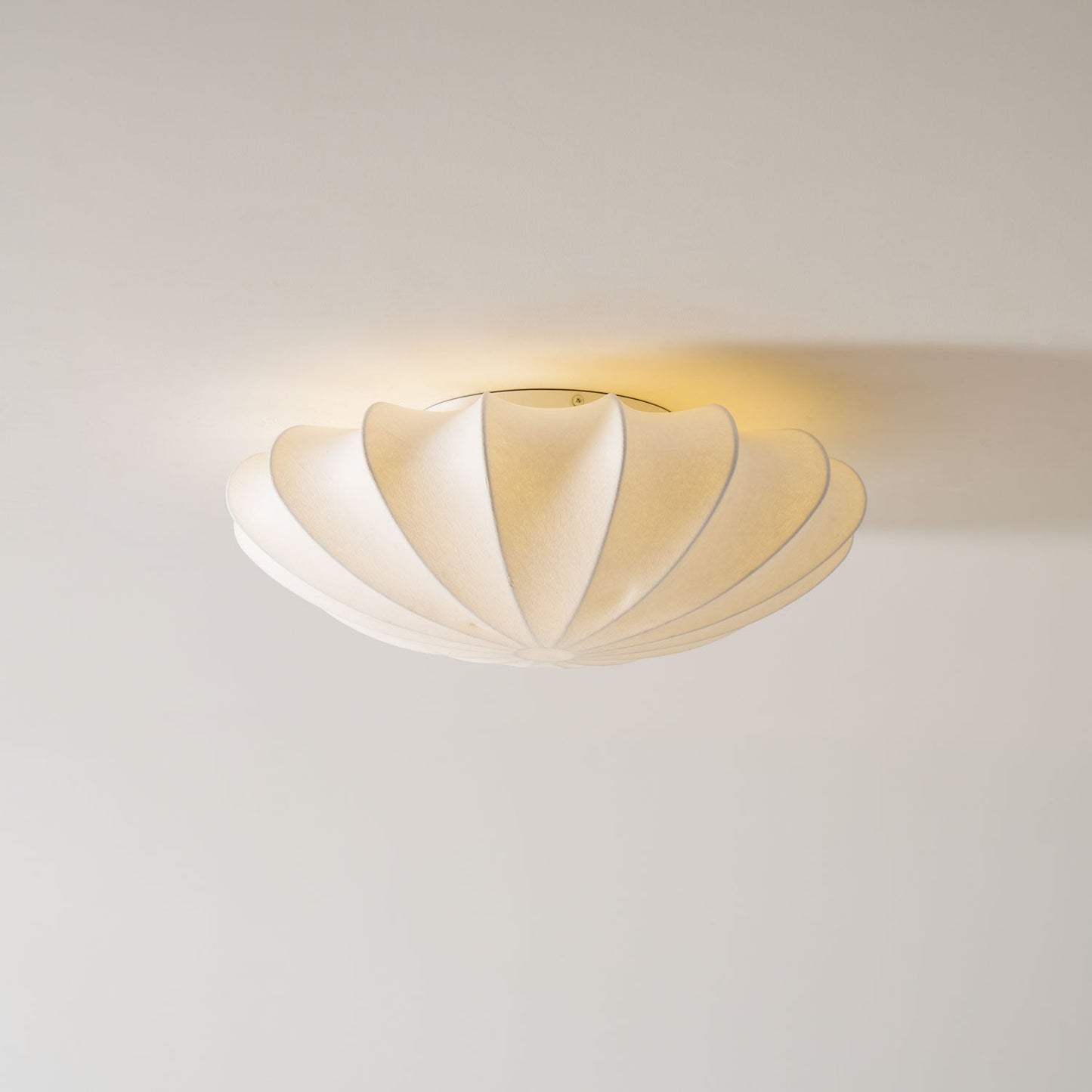 Korisand | Mid-century geometrische sculpturale zijden mesh plafondlamp