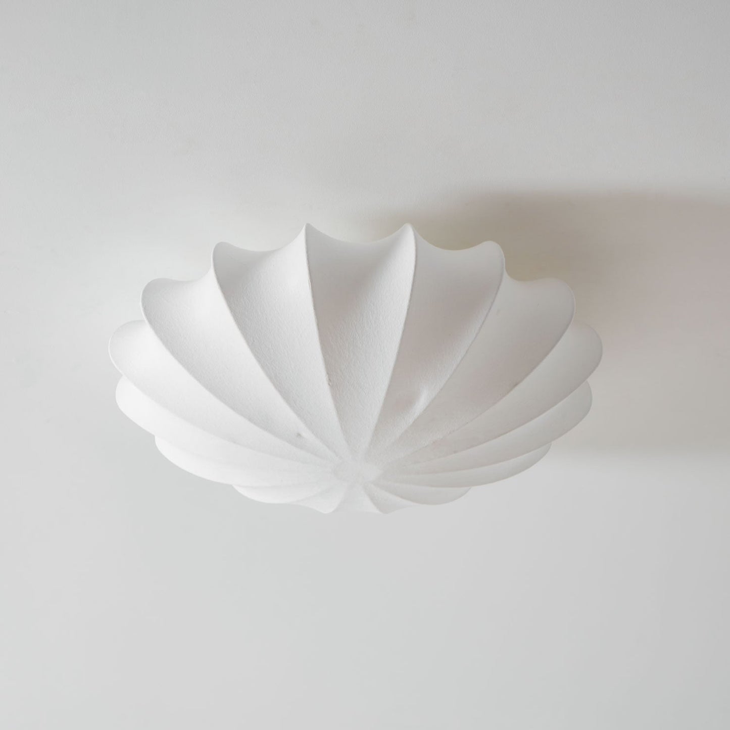 Korisand | Mid-century geometrische sculpturale zijden mesh plafondlamp