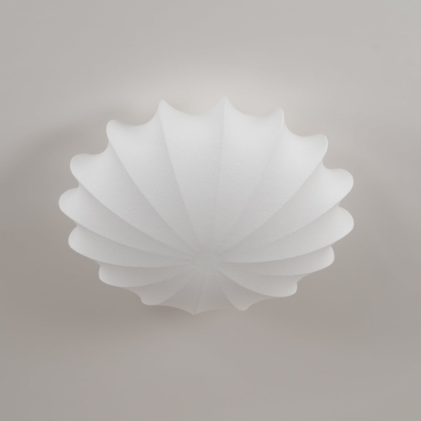 Korisand | Mid-century geometrische sculpturale zijden mesh plafondlamp