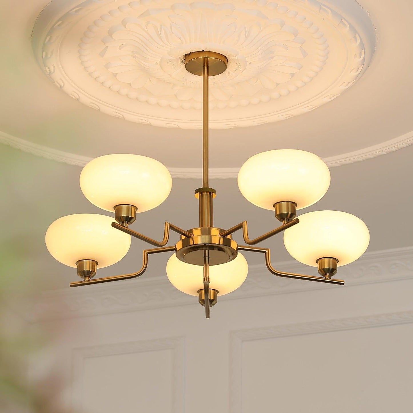 Sythos | Sferische Glazen Globe Messing Frame Hemelse Kroonluchter
