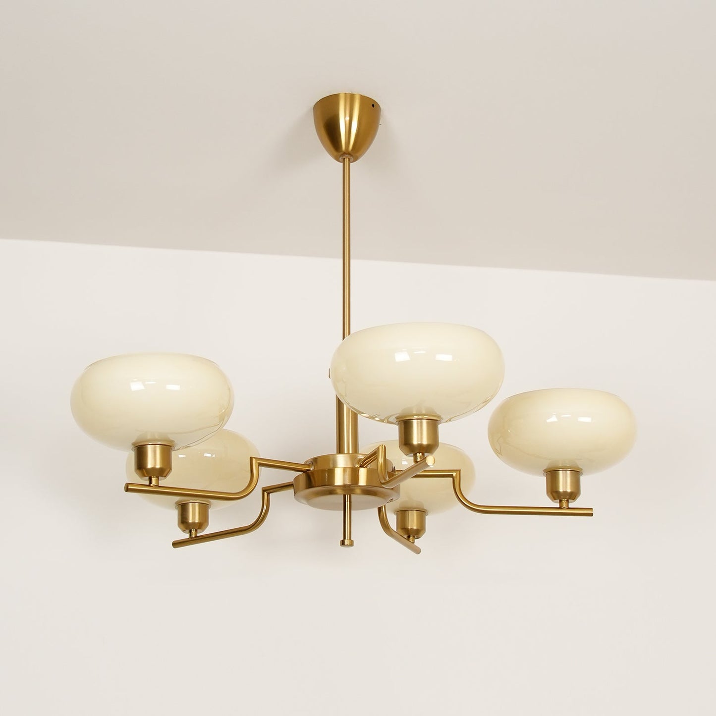 Sythos | Sferische Glazen Globe Messing Frame Hemelse Kroonluchter