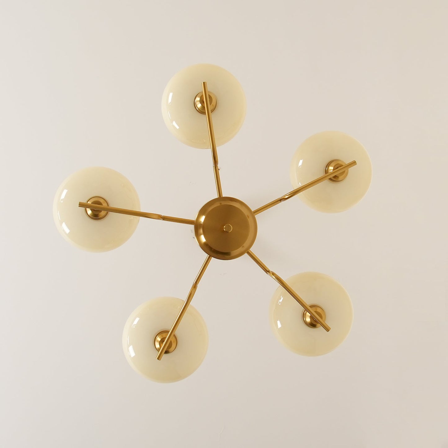 Sythos | Sferische Glazen Globe Messing Frame Hemelse Kroonluchter