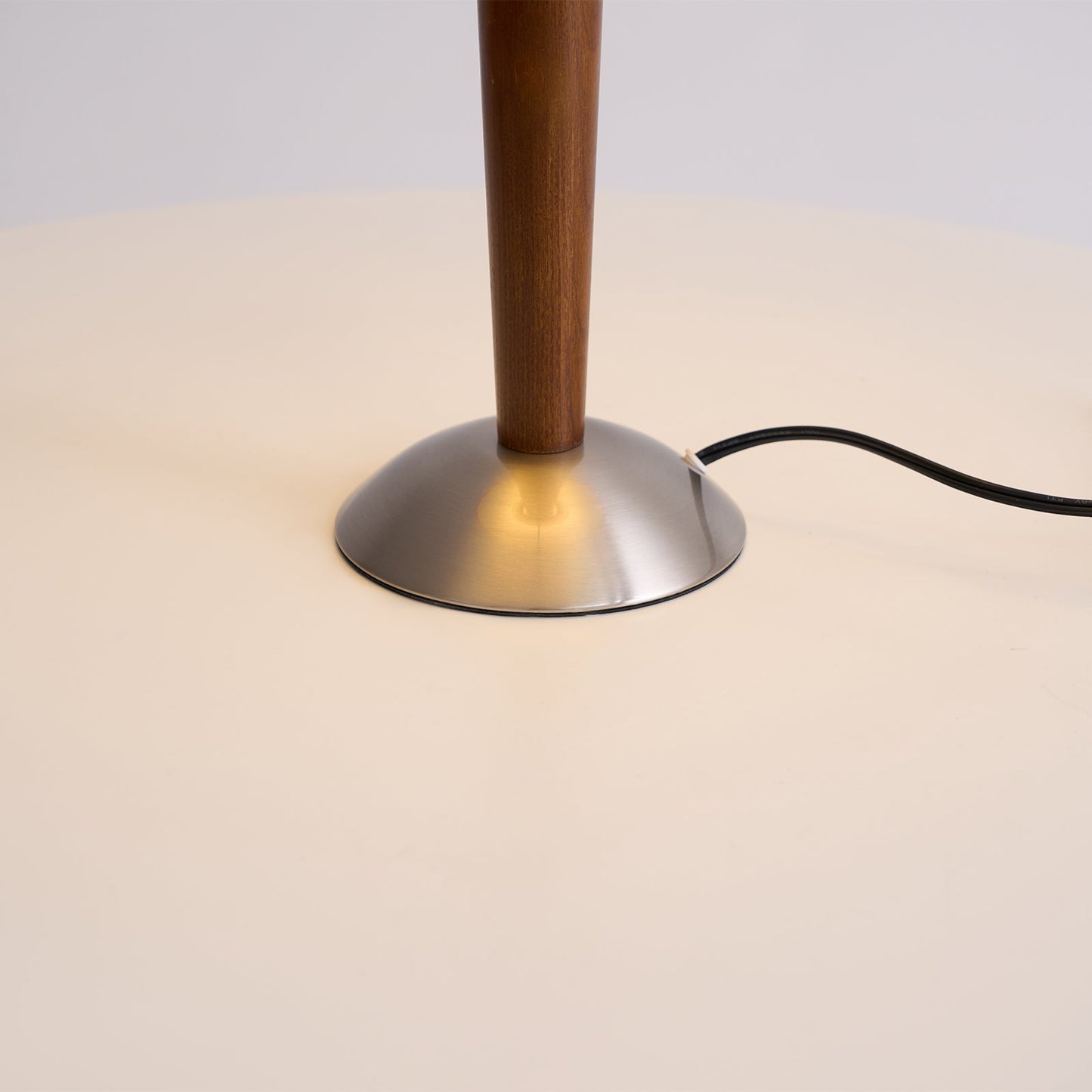 Zymorica | Midcentury Moderne Notenhouten Kolom Accent Tafellamp