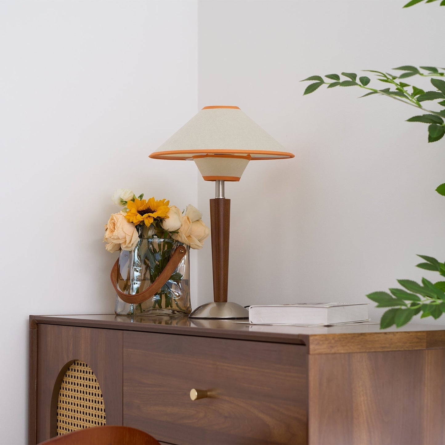 Zymorica | Midcentury Moderne Notenhouten Kolom Accent Tafellamp