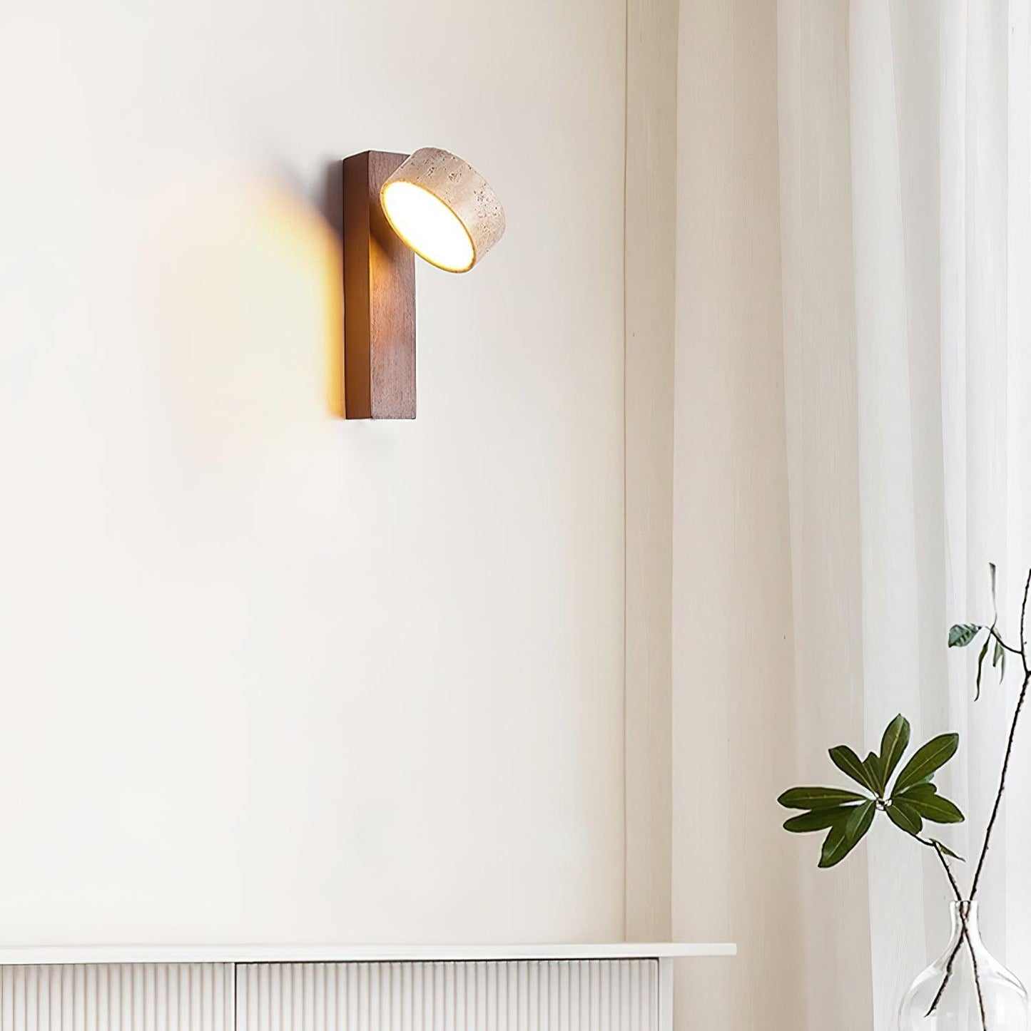 Alnord | Sculpturale Travertijn Steen En Hout Uitkragende Wandlamp