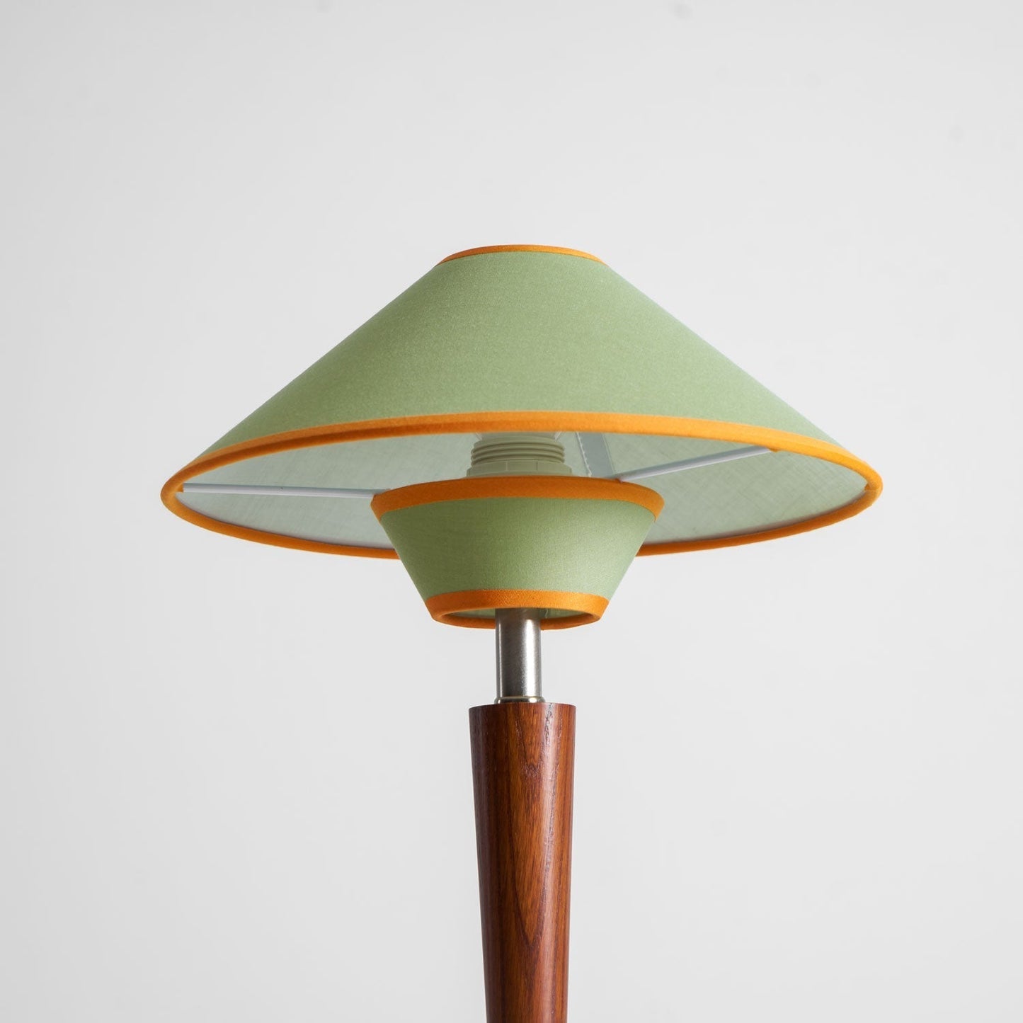 Zymorica | Midcentury Moderne Notenhouten Kolom Accent Tafellamp