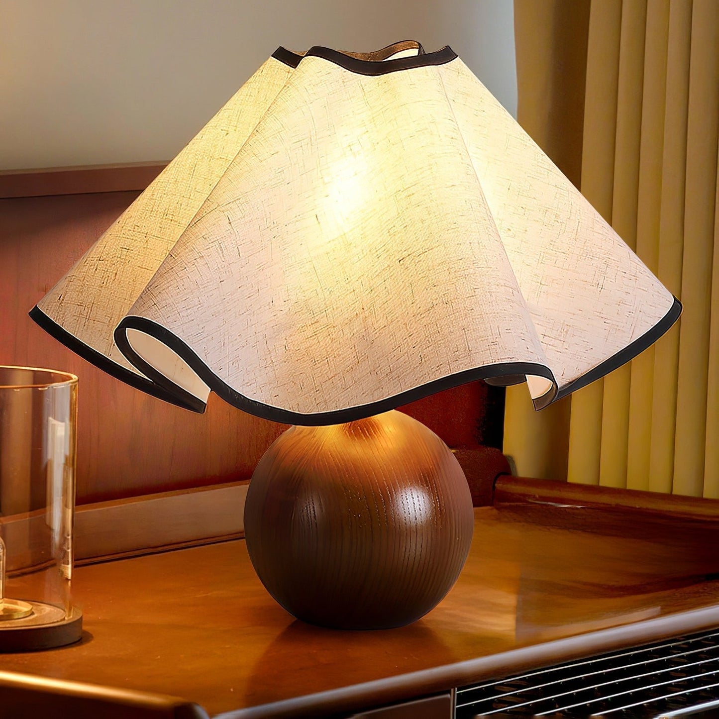 Meriloch | Sculpturale golf stoffen houten basis tafellamp
