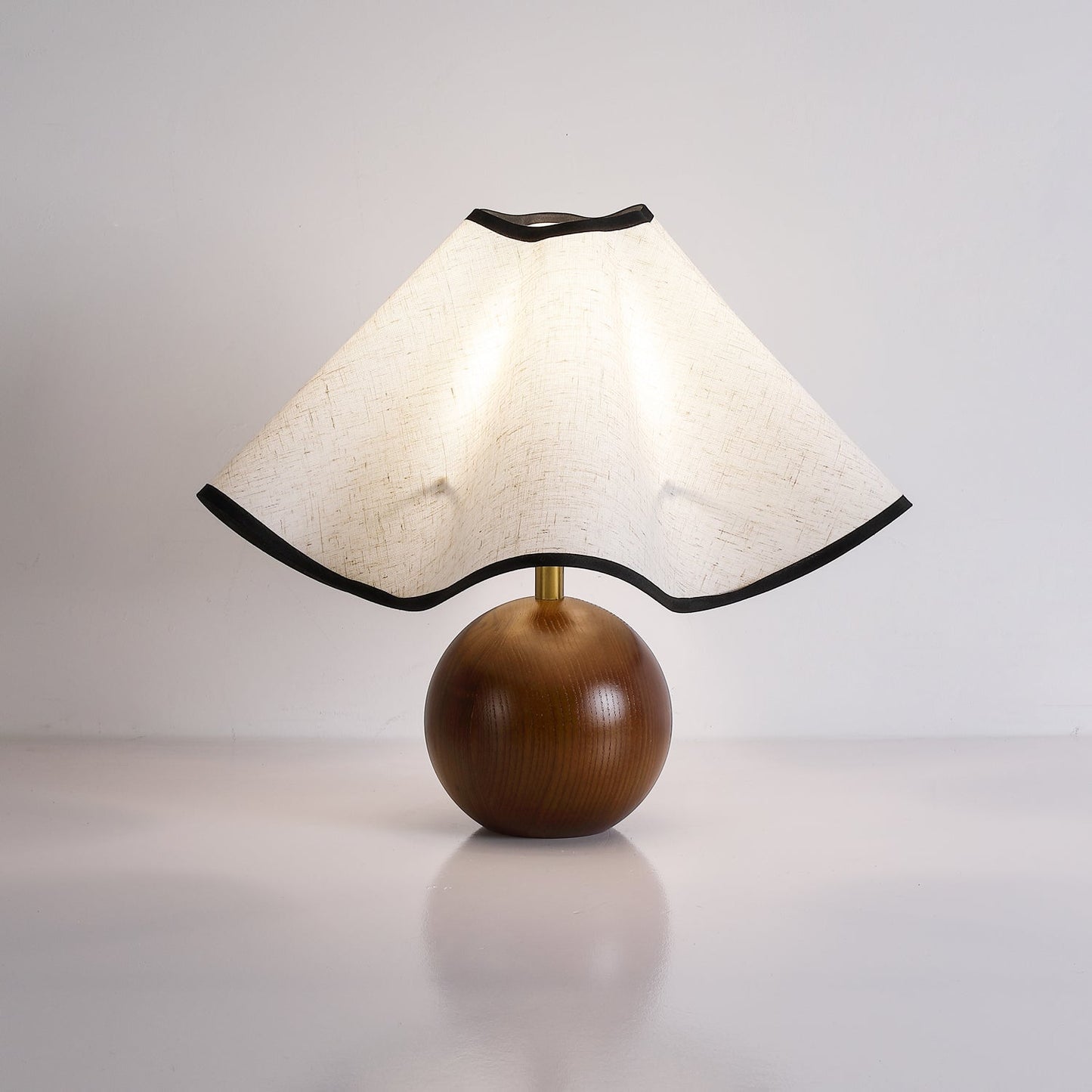 Meriloch | Sculpturale golf stoffen houten basis tafellamp